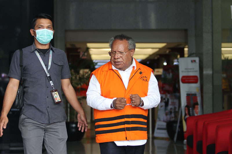 KPK bingung dengan majelis hakim Tipikor pada PN Makassar yang tidak membacakan pertimbangan hukum saat memutus Eltinus Omaleng