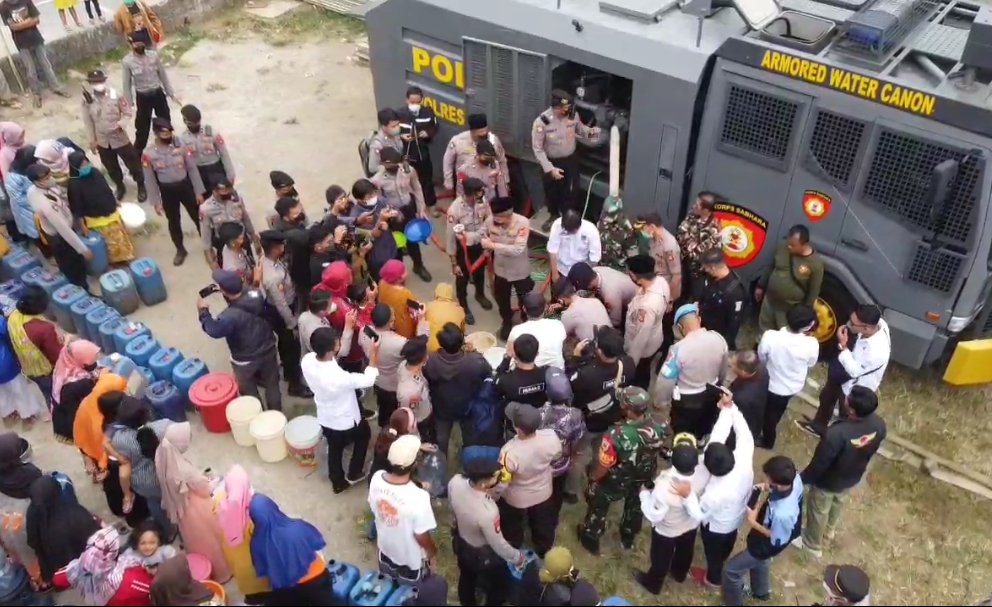 Warga mengantri untuk mendapatkan air bersih yang dibagikan Polres Cimahi di Kampung Cikandang, Desa Cimareme, Ngamprah, Bandung Barat.
