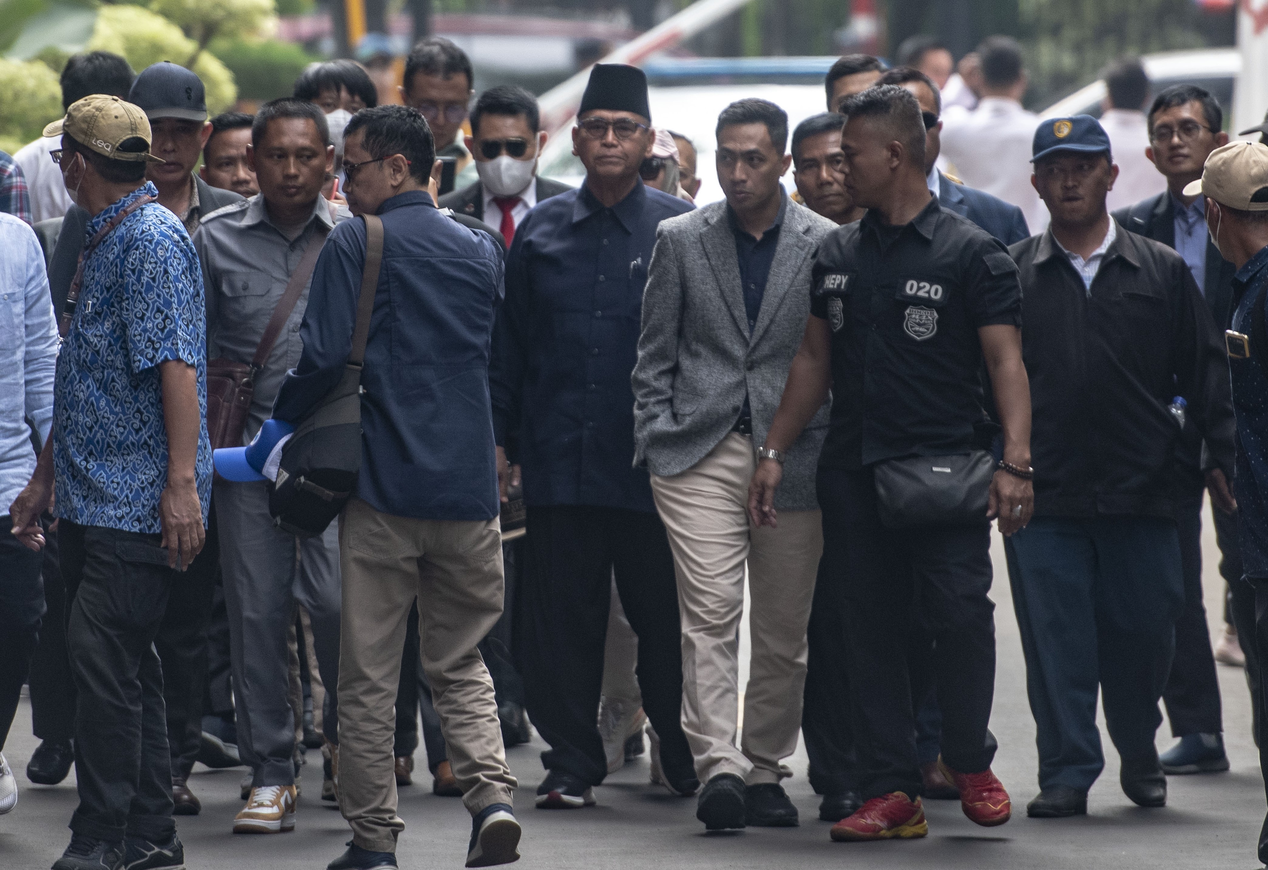 Pimpinan Pondok Pesantren Al Zaytun Panji Gumilang (tengah) saat akan menjalani pemeriksaan di Bareskrim Mabes Polri, Jakarta, Senin (3/7).