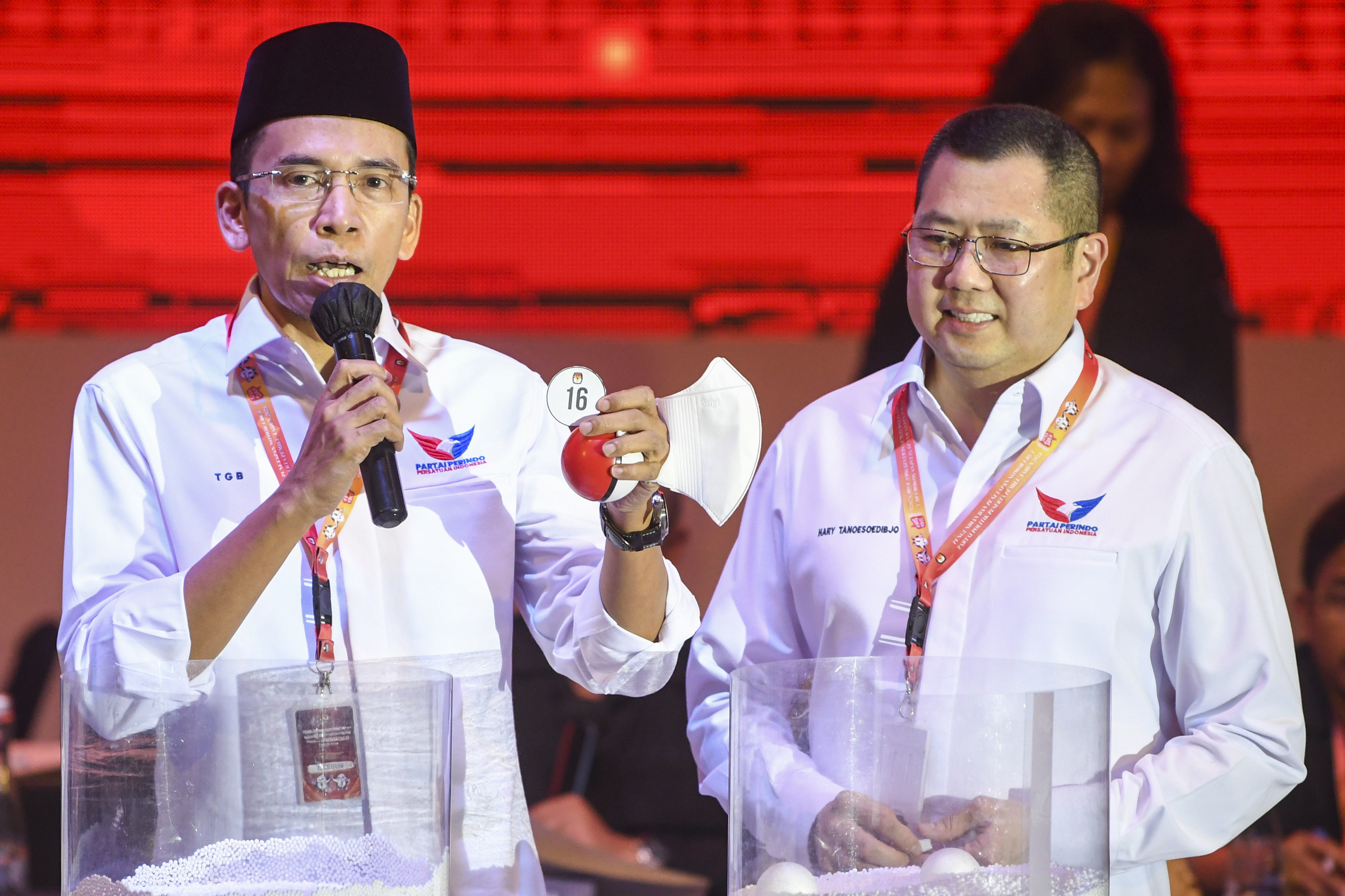 Ketua Umum Partai Perindo Hary Tanoesoedibjo (kanan) bersama Ketua Harian Nasional Perindo Tuan Guru Bajang (TGB) Muhammad Zainul Majdi