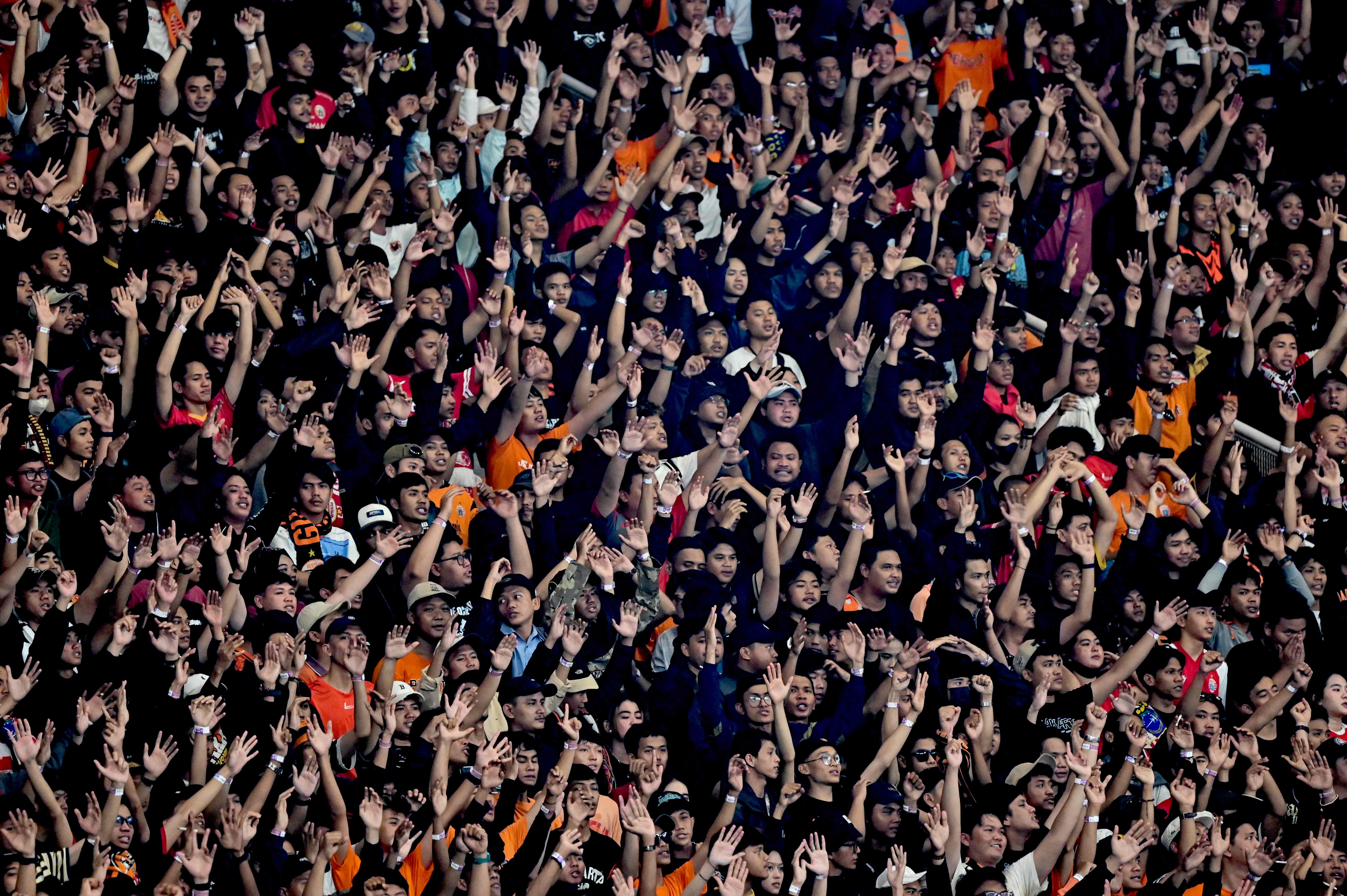 Kerumunan suporter Persija Jakarta dalam laga pertandingan melawan PSM Makassar