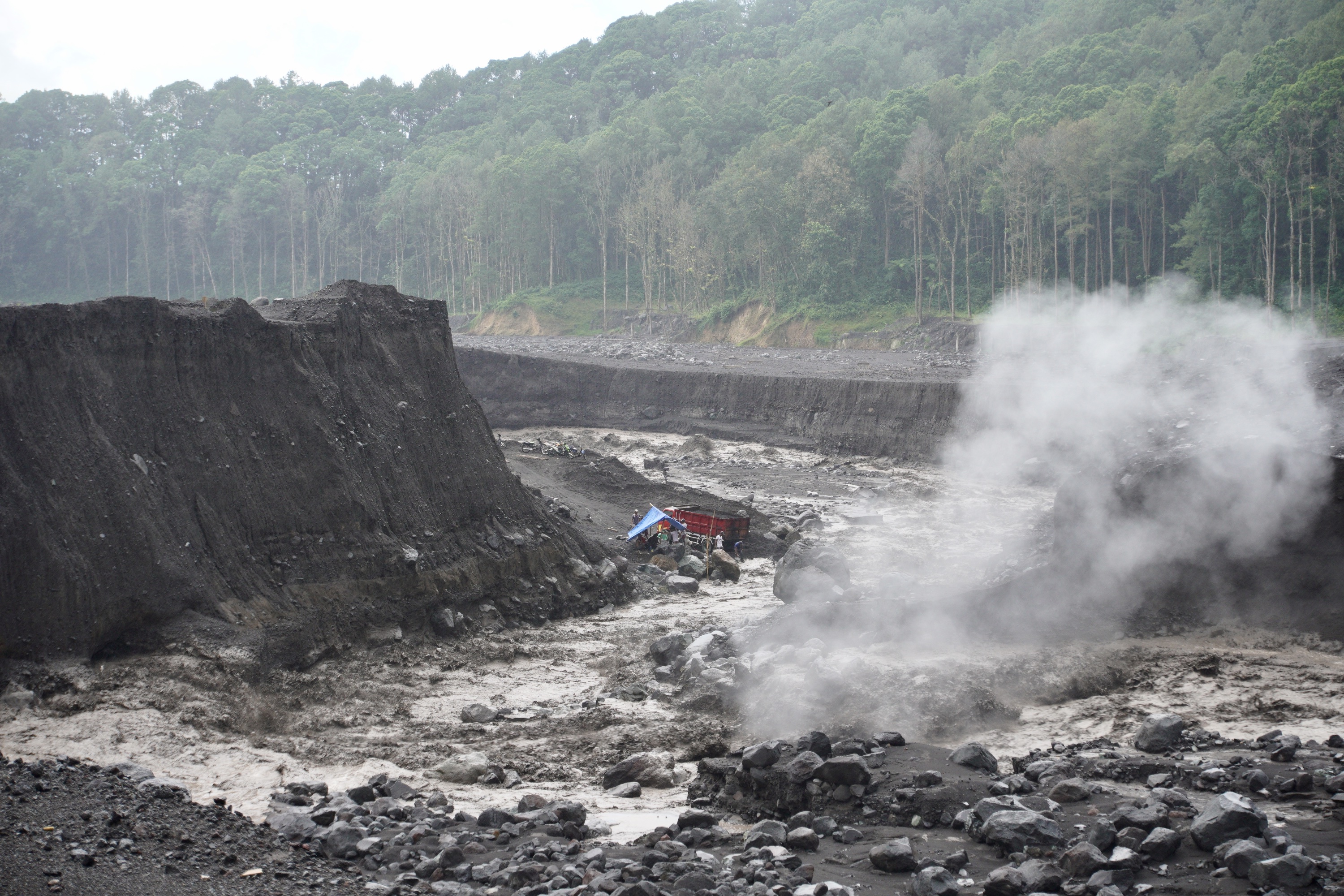 Penambang pasir mengamati aliran lahar hujan di Kamar Kajang, Desa Sumberwuluh, Candipuro, Lumajang, Jawa Timur, Rabu (8/3).