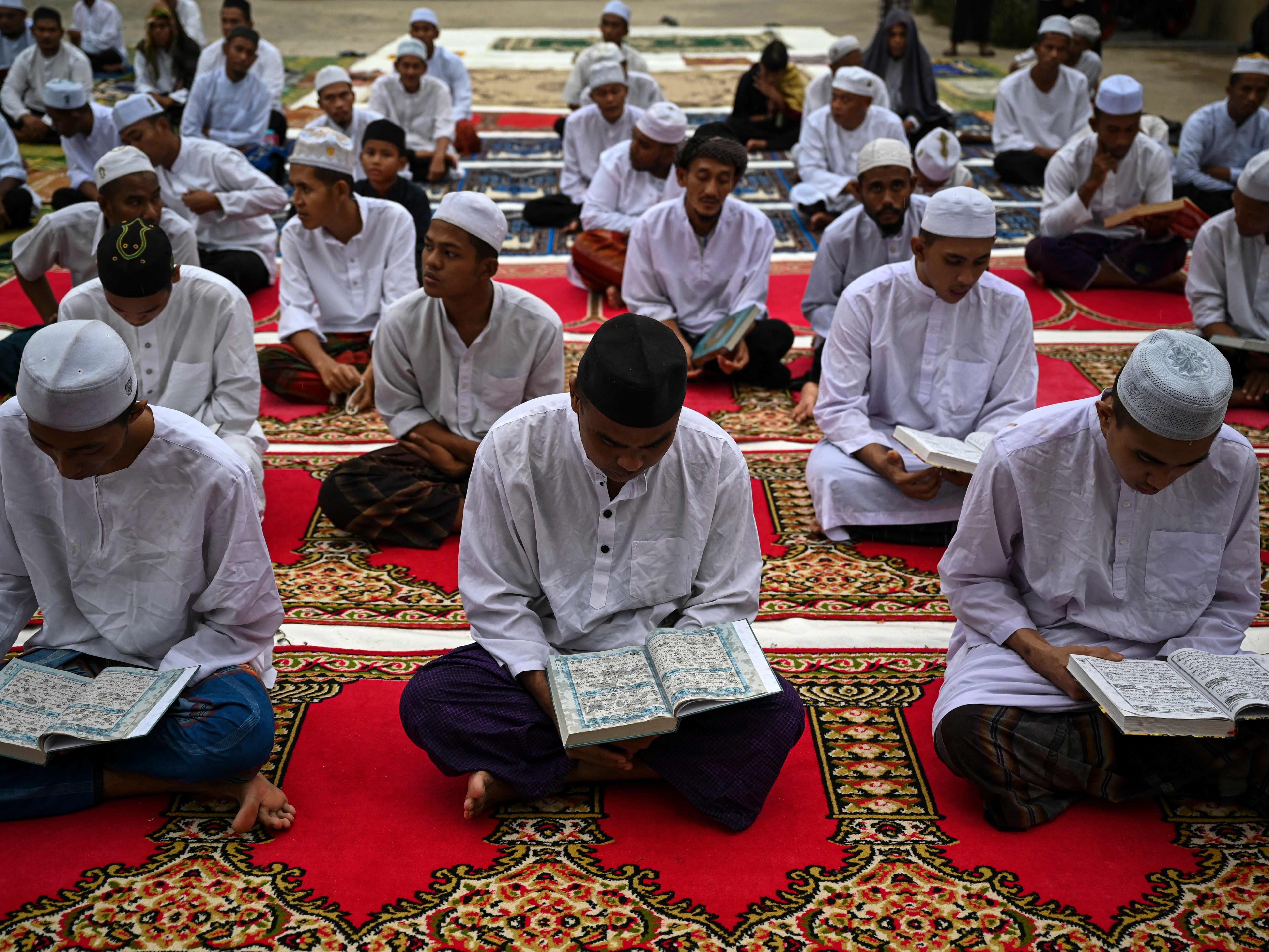 Murid-murid Muslim membaca Al-Qur'an untuk memperingati Nuzul Quran di Madrasah Darus Solihin Barokatul Qodiri, Selangor, Malaysia.