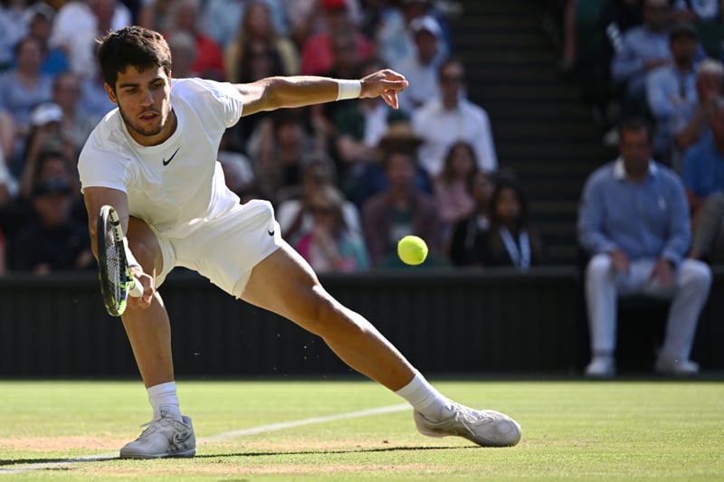 Petenis Carlos Alcaraz berhasil melaju ke semifinal Wimbledon setelah mengalahkan Holger Rune. 