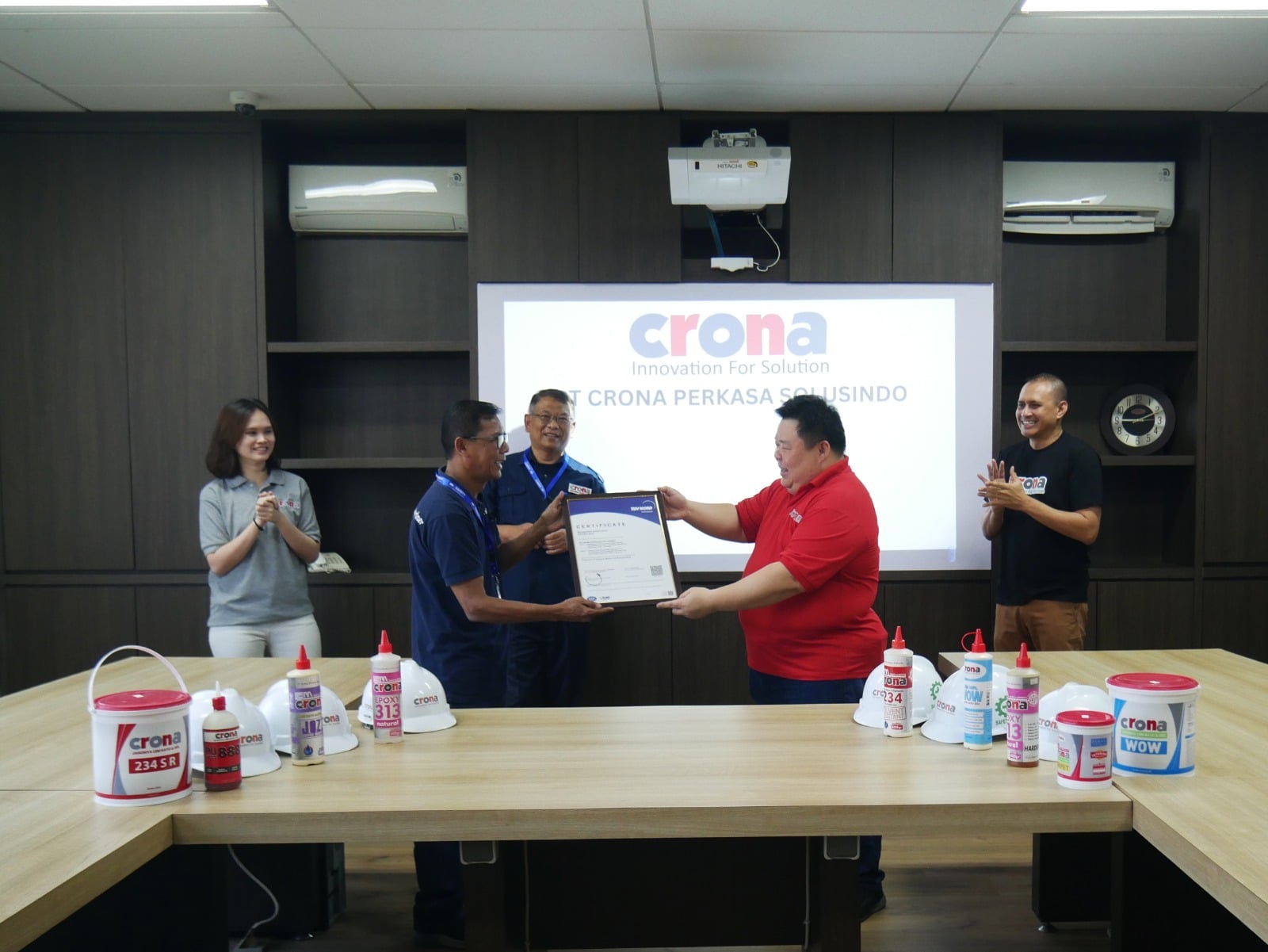 Raih ISO 9001:2015, Produsen Lem Crona Jangkau Pasar Lebih Luas  