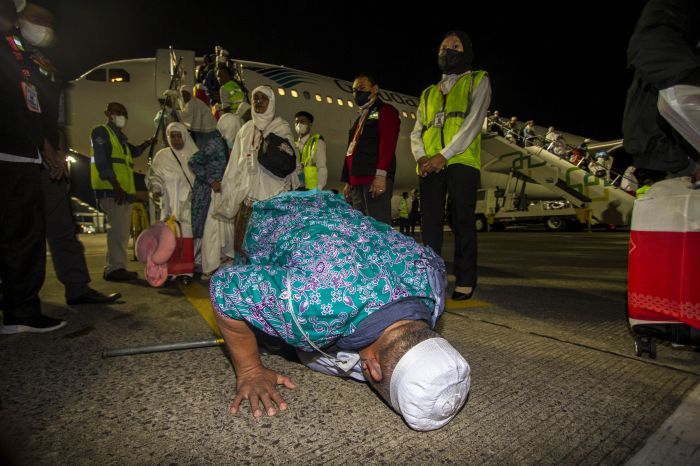 Seorang jemaah haji sujud syukur saat tiba di Bandara Internasional Syamsudin Noor, Banjarbaru, Kalimantan Selatan, Senin (10/7/2023). 