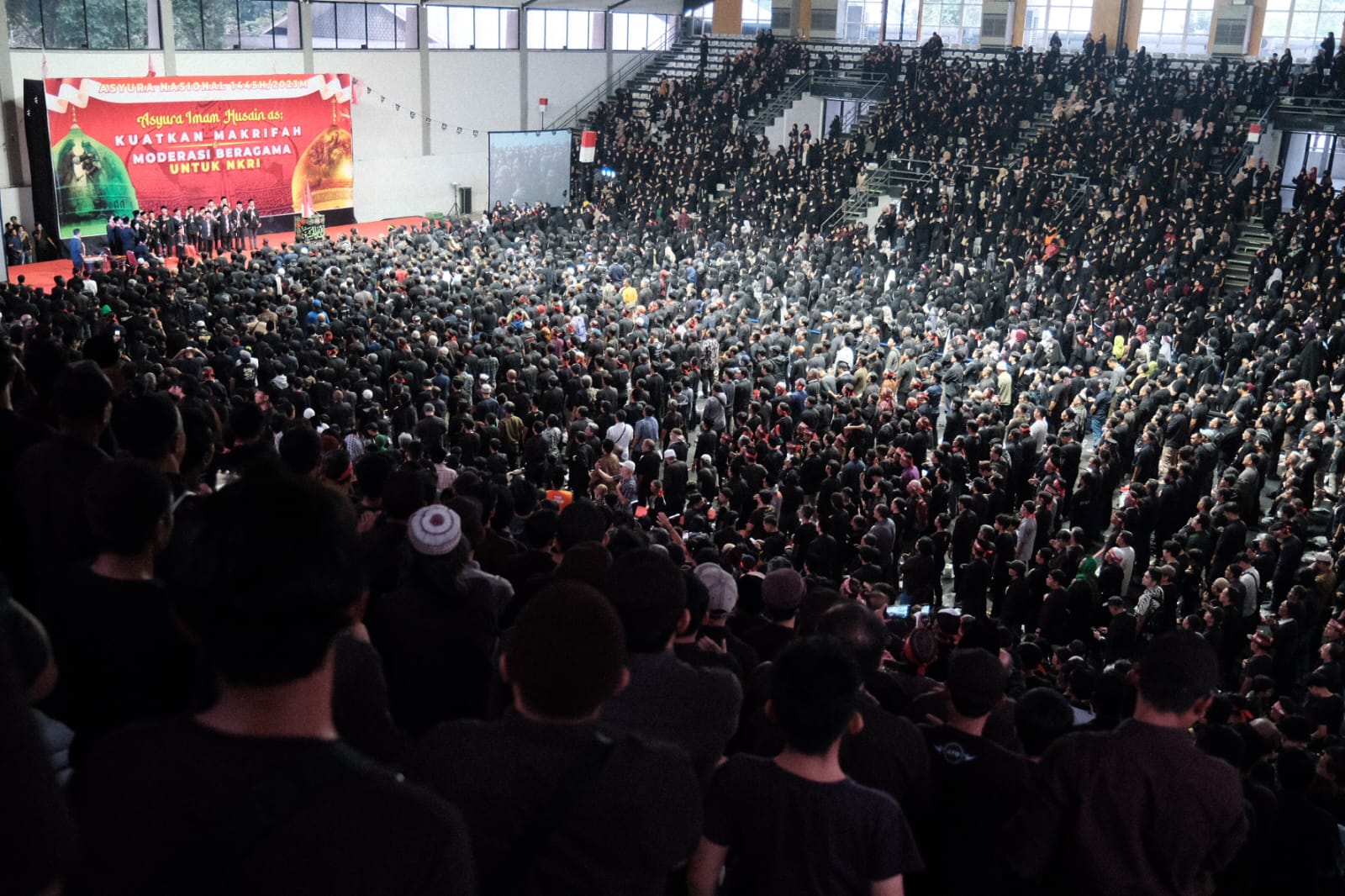 Ribuan umat Islam berkumpul di Hall Basket Senayan Jakarta, untuk memperingati peristiwa Asyura, Jumat (28/7).