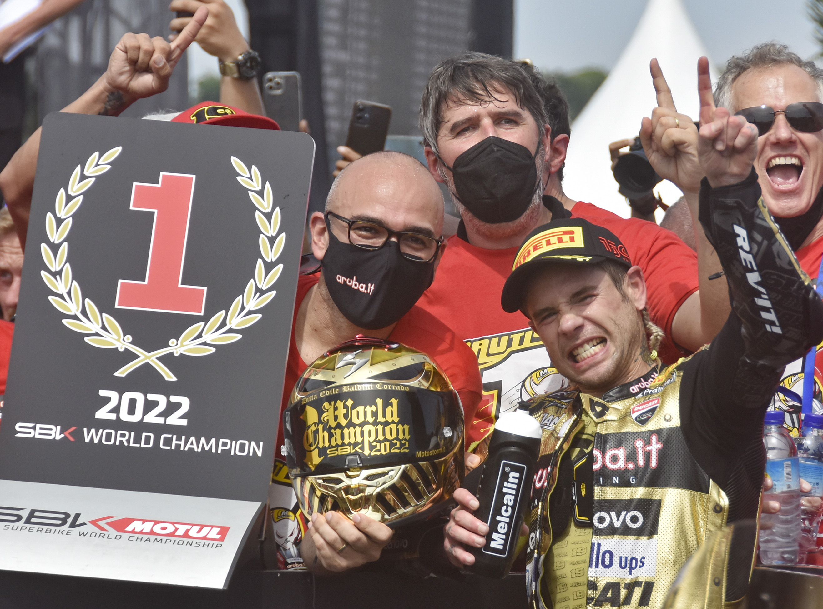 Pebalap Aruba.it-Ducati Alvaro Bautista (tengah) berpose bersama timnya saat menjadi Juara Dunia WSBK 2022 di Pertamina Mandalika Lombok.