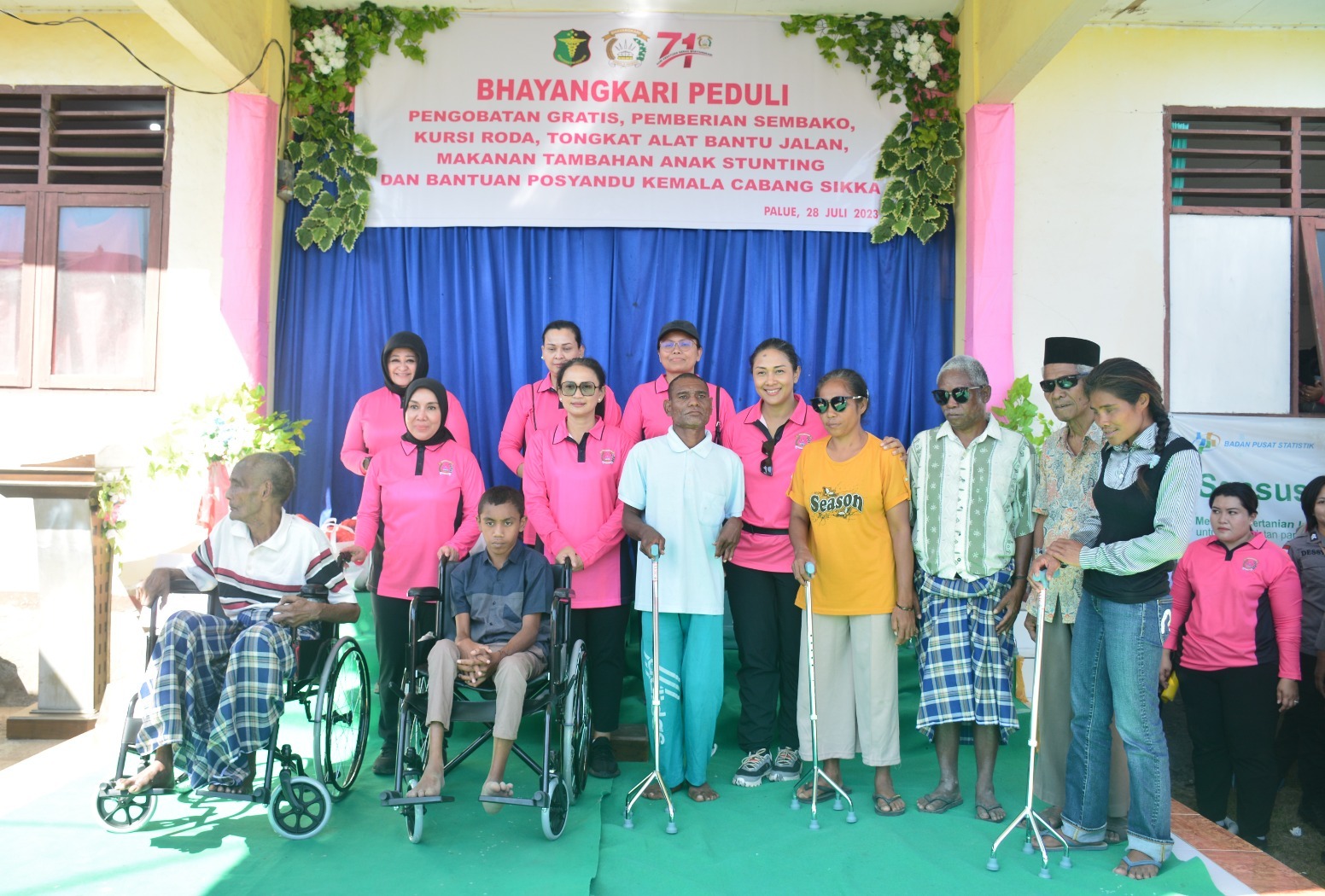 Ketum Bhayangkari Salurkan Bantuan Kepada Anak Stunting di Desa Reruwairere