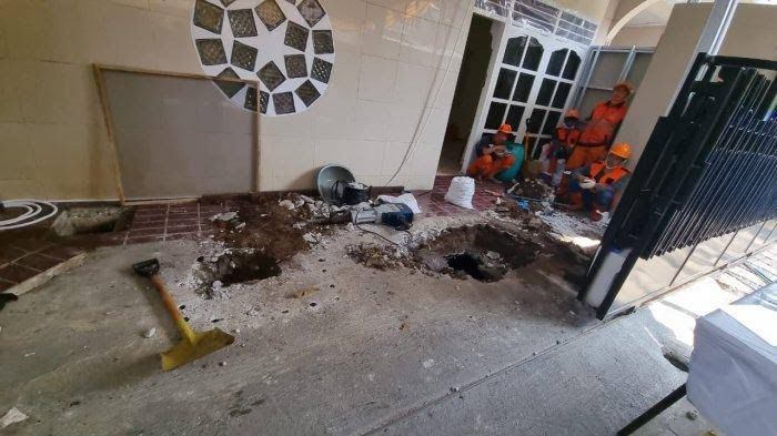 Proses penggalian septic tank di klinik aborsi ilegal Kemayoran