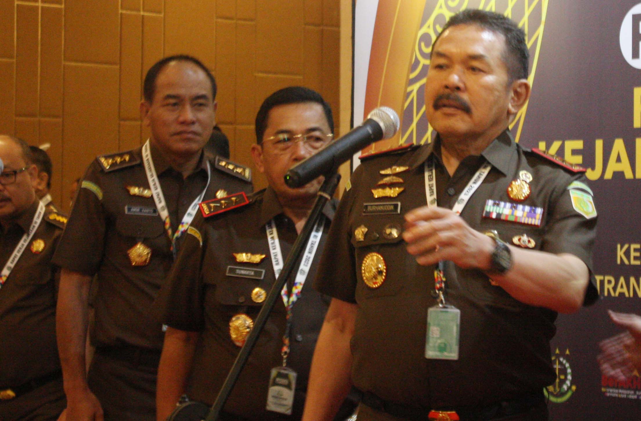 Jaksa Agung Sanitiar Burhanuddin (kanan) didampingi Wakil Jaksa Agung Sunarta (tengah)
