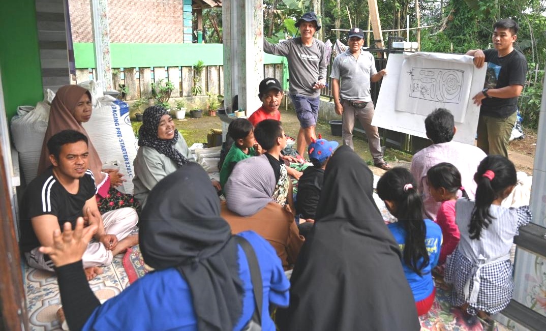 Warga terdampak gempa Cianjur mendengarkan paparan dari para mentor.