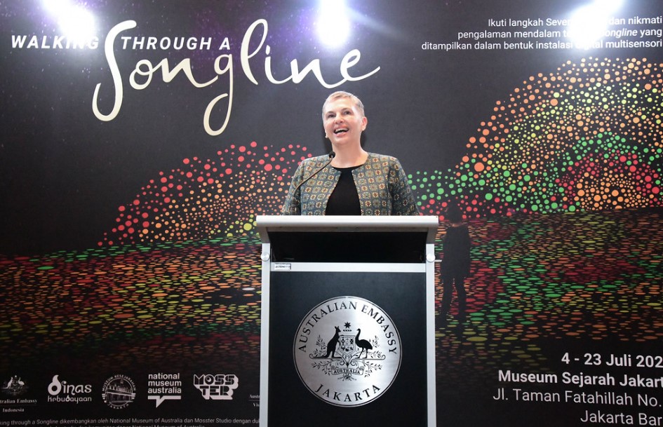 Duta Besar Australia untuk Indonesia, Penny Williams, saat membuka pameran Walking Through a Songline di Jakarta.