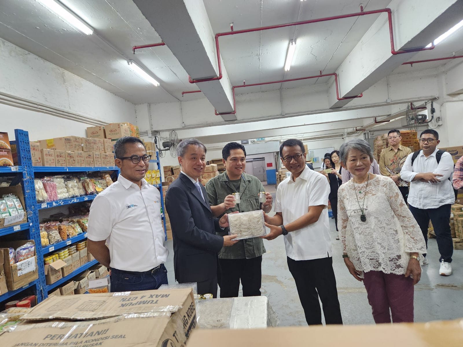 Menteri BUMN Erick Thohir (tengah) bertemu pengusaha diaspora UMKM binaan BNI di Hong Kong.