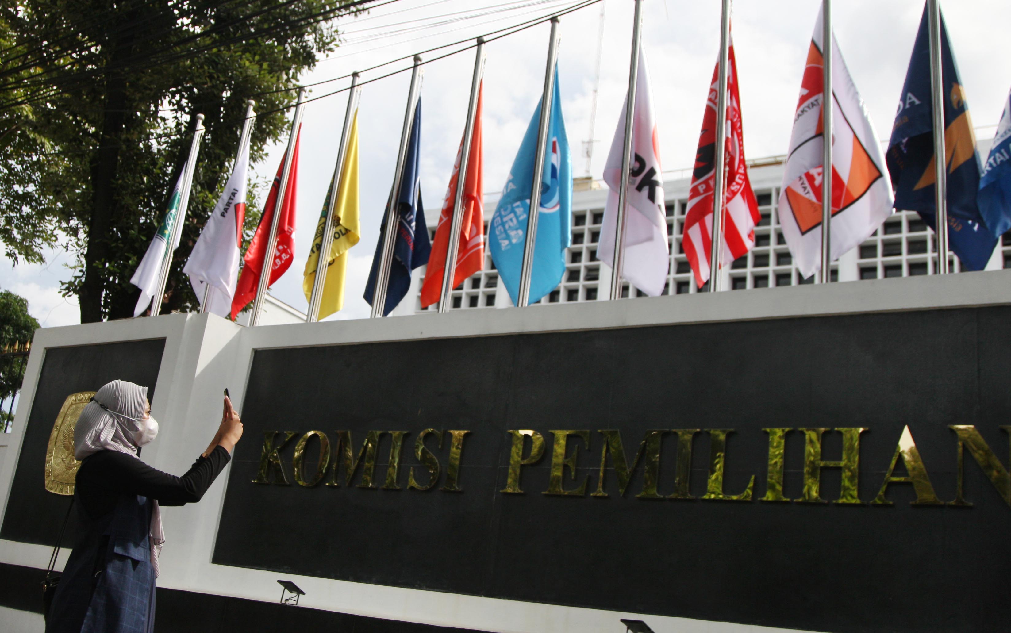 Bendera Partai Politik di Kantor KPU