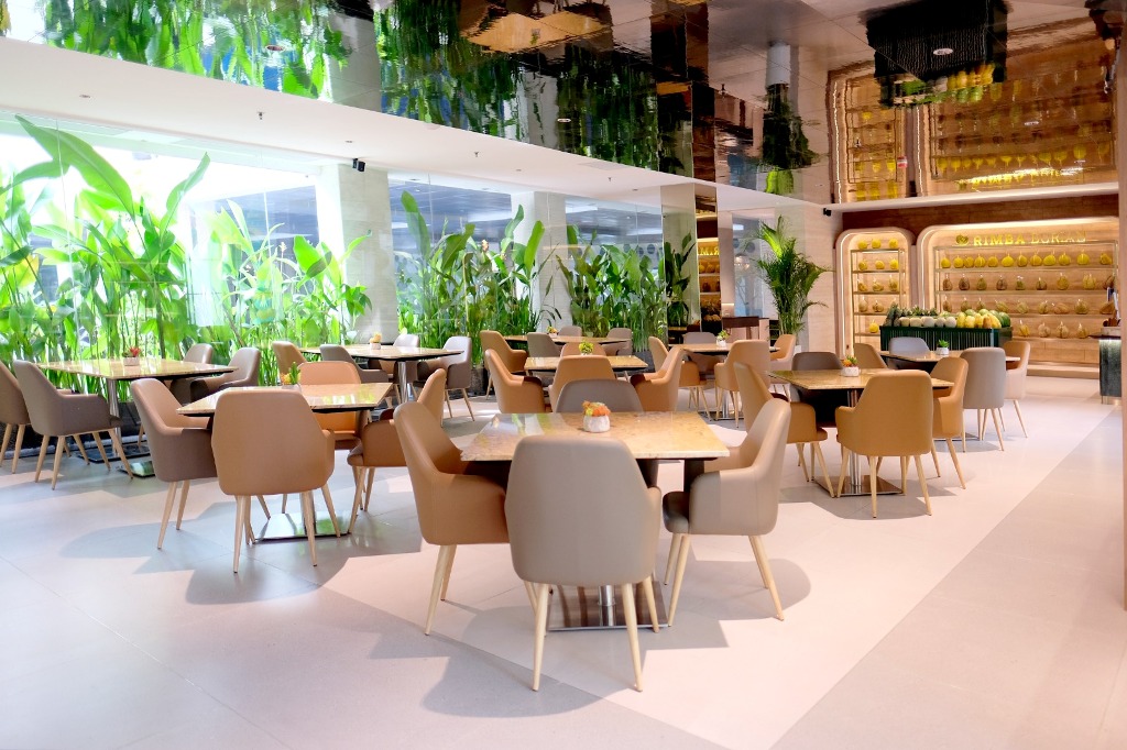 Rimba Durian Cafe berlokasi di dalam FM7 Resort Hotel Bandara, dekat dengan Soekarno Hatta International Airport.