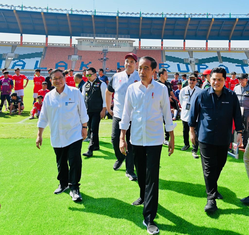 Presiden Jokowi meninjau Stadion Jalak Harupat, Bandung