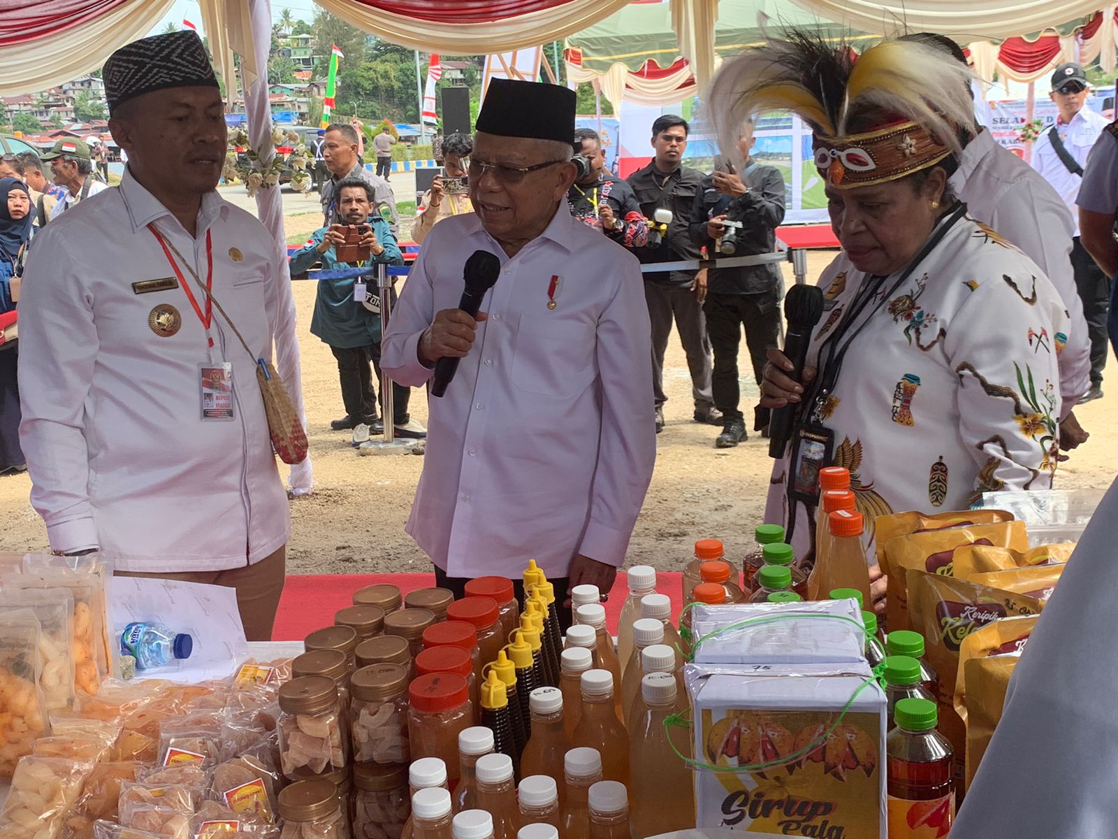  Wakil Presiden Ma’ruf Amin usai melakukan peletakan batu pertama pembangunan RTH di Fakfak, Papua Barat, Jumat (14/7)