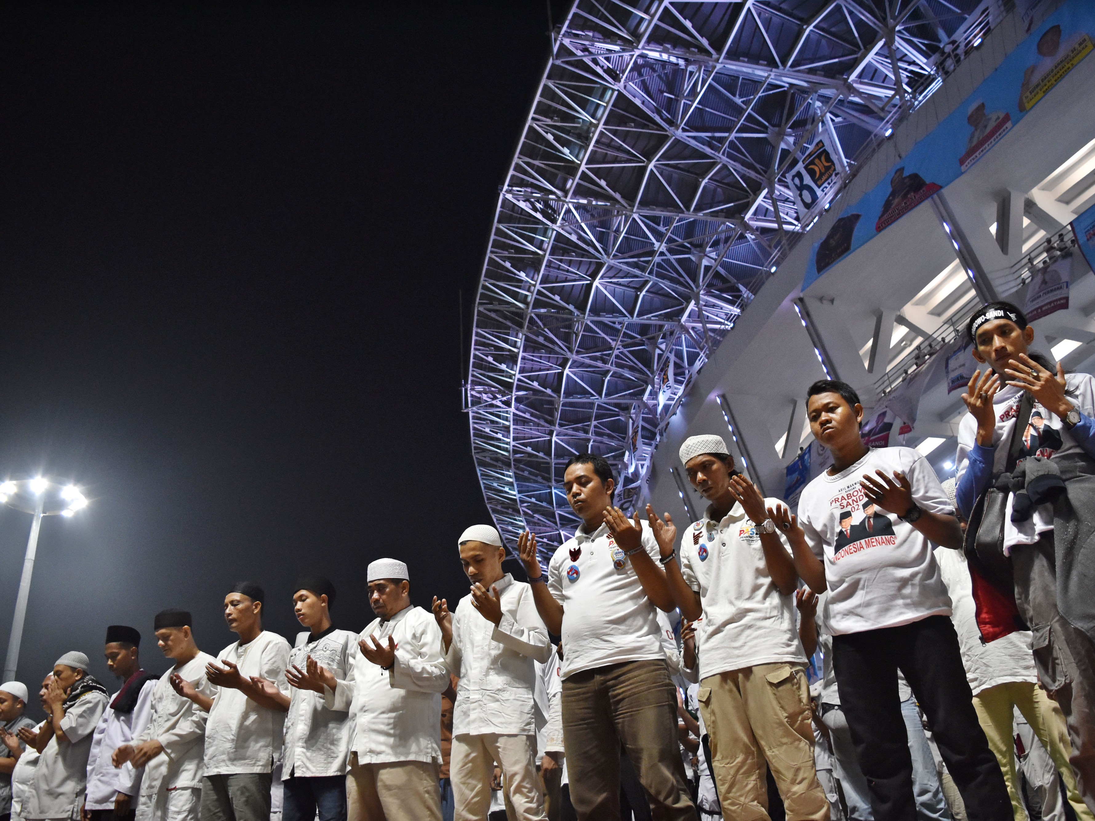 Ilustrasi jemaah salat subuh membaca doa qunut.