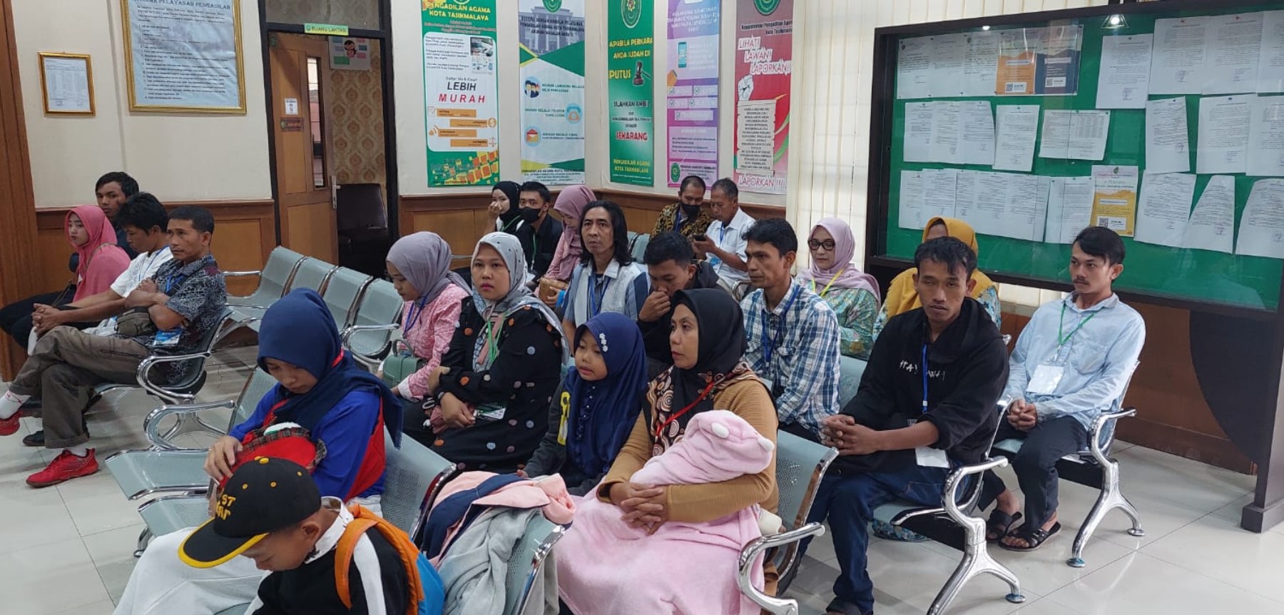 Pasutri menunggu untuk disahkan oleh Pengadilan Agama di Tasikmalaya.