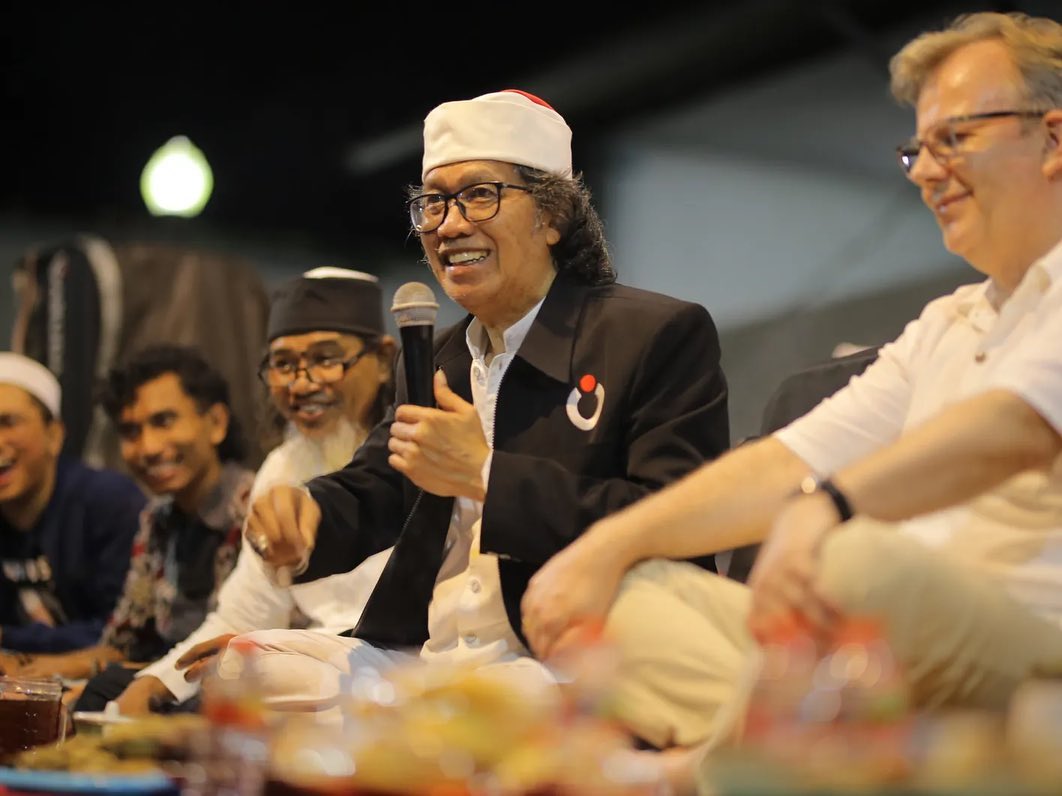 Cak Nun di acara Ngai Ma Dodera Sambang Anak Putu Semeru Bromo Raung di Jawa Timur, Kamis, 6 April 2023.