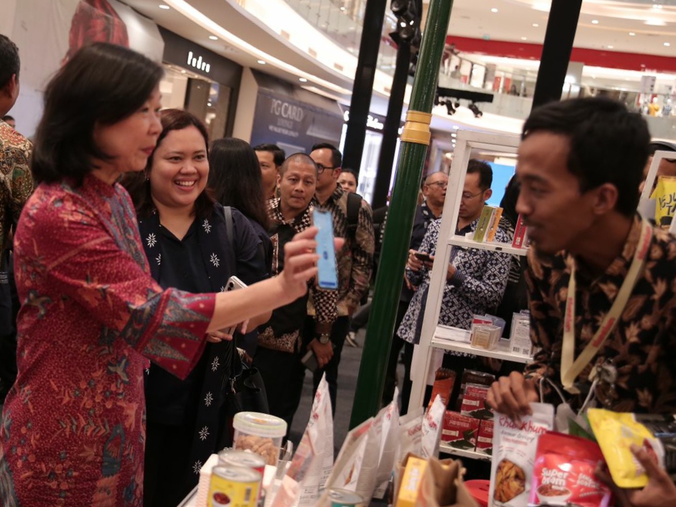 Deputi Gubernur Bank Indonesia, Filianingsih Hendarta membeli produk UMKM  pada acara Grebeg UMKM DIY