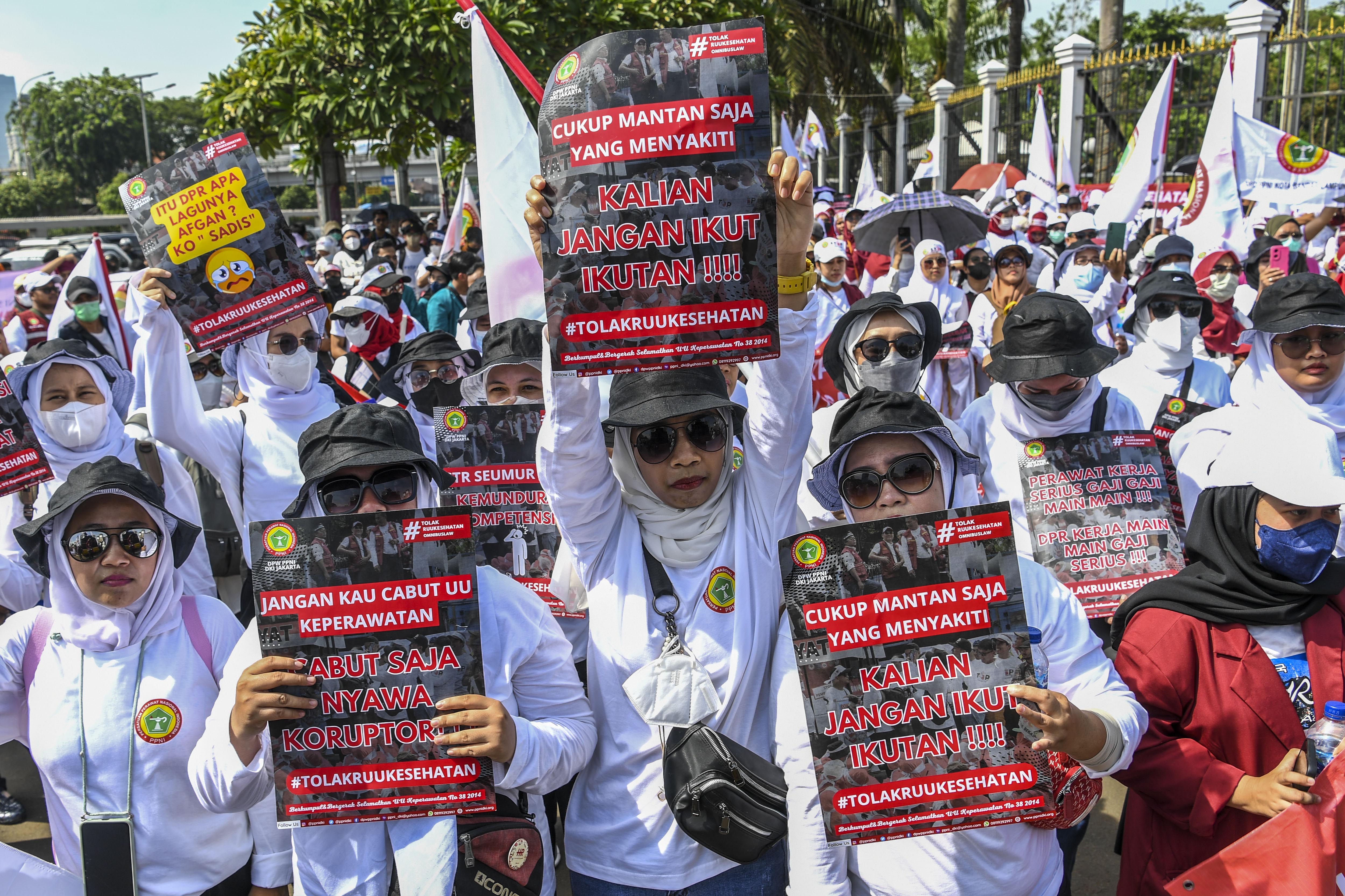 Pengunjuk rasa dari tenaga medis dan kesehatan melakukan aksi di depan gedung MPR/DPR-DPD,