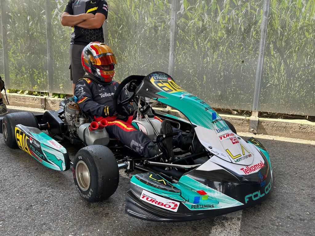 Qarrar Firhand saat mengendarai gokart 