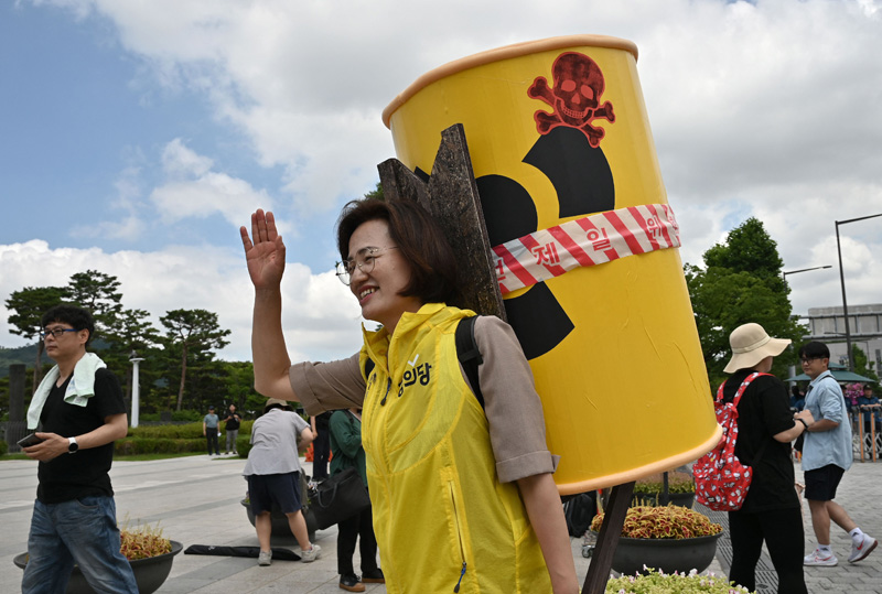 Setelah dilakukan negosiasi dengan International Atomic Energy Agency, Jepang diberikan lampu hijau untuk membuang limbah nuklir kelautan.
