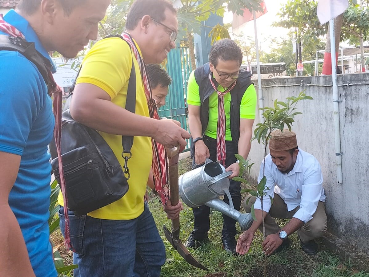 Program penghijauan di sepadan sungai Meninting diharapkan bisa menjadi tanggul alam untuk mencegah banjir. 