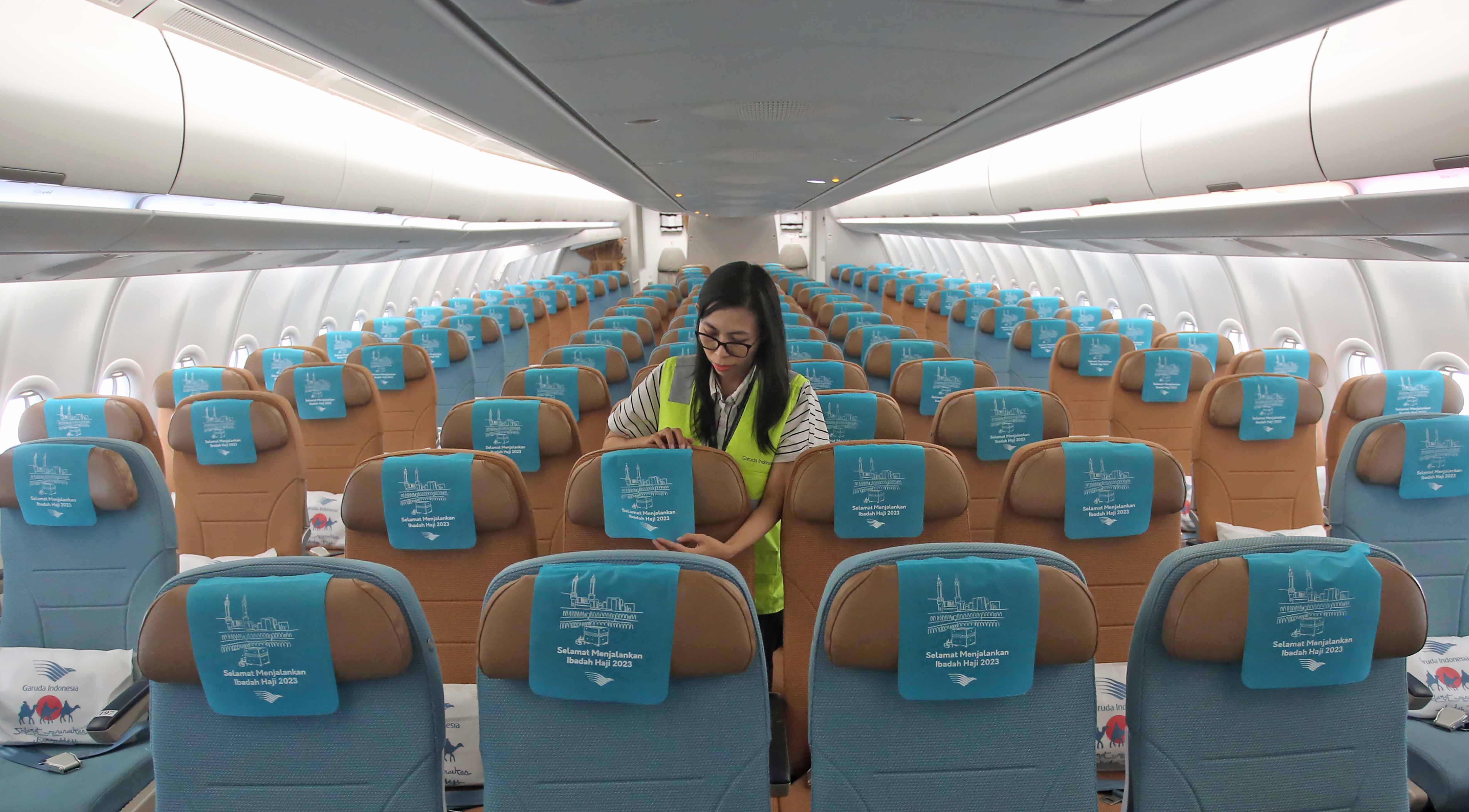 Pekerja Garuda Maintenance Facility (GMF) merapikan fasilitas di pesawat Garuda Indonesia yang akan digunakan untuk armada haji 1444 H/2023