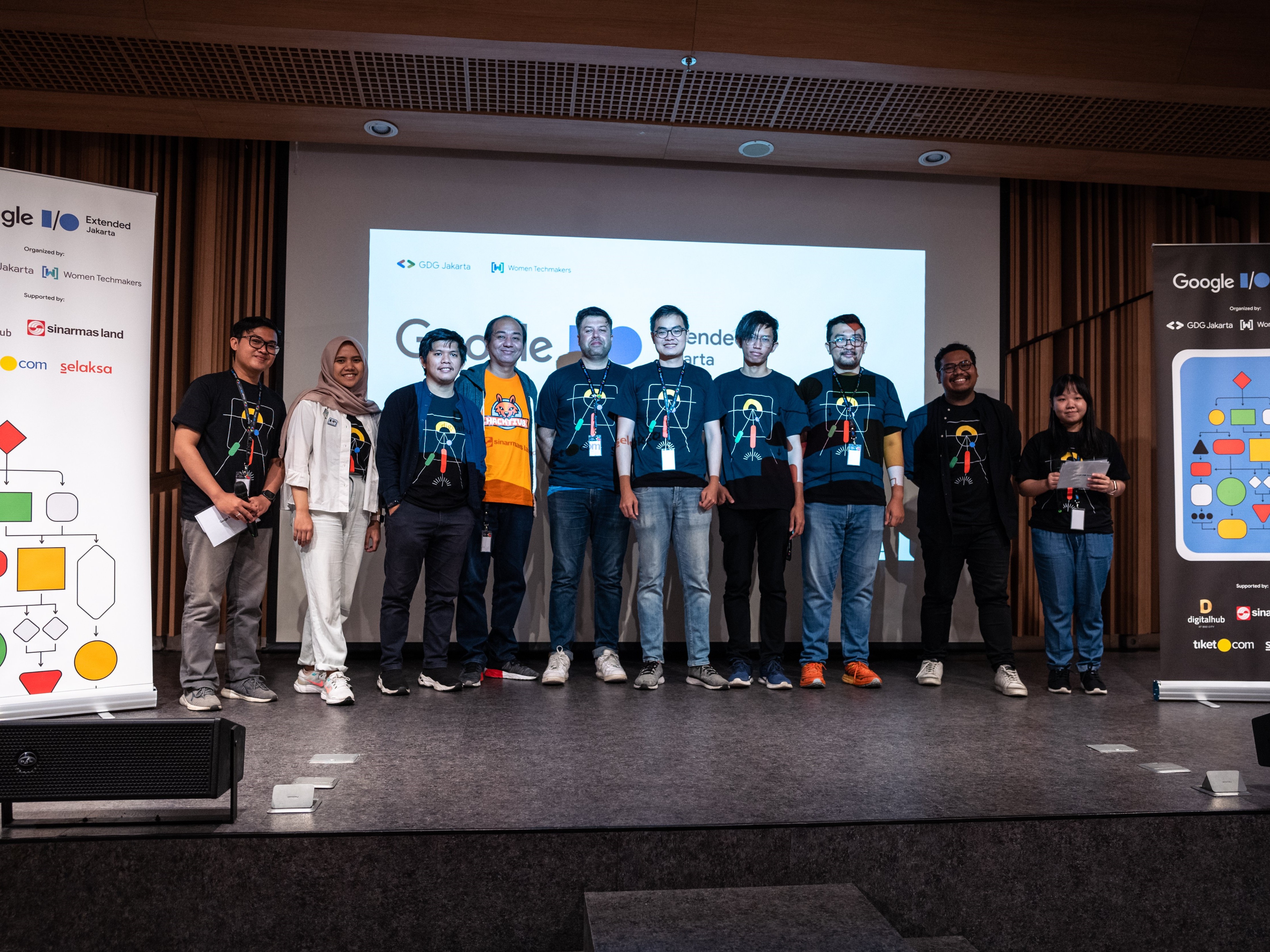 Para pembicara dari perusahaan teknologi maupun Google Developer Expert berfoto bersama dalam acara Google I/O Extended 2023.