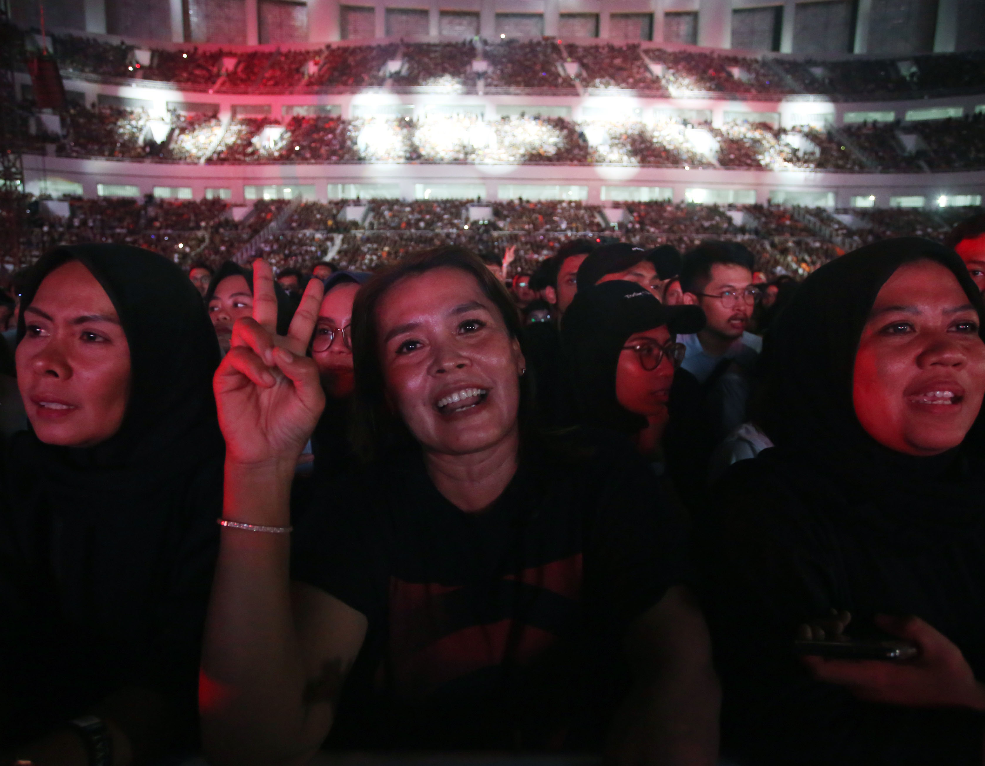 Sejumlah penonton menyaksikan konser Dewa 19 di Jakarta International Stadium (JIS), Jakarta, 