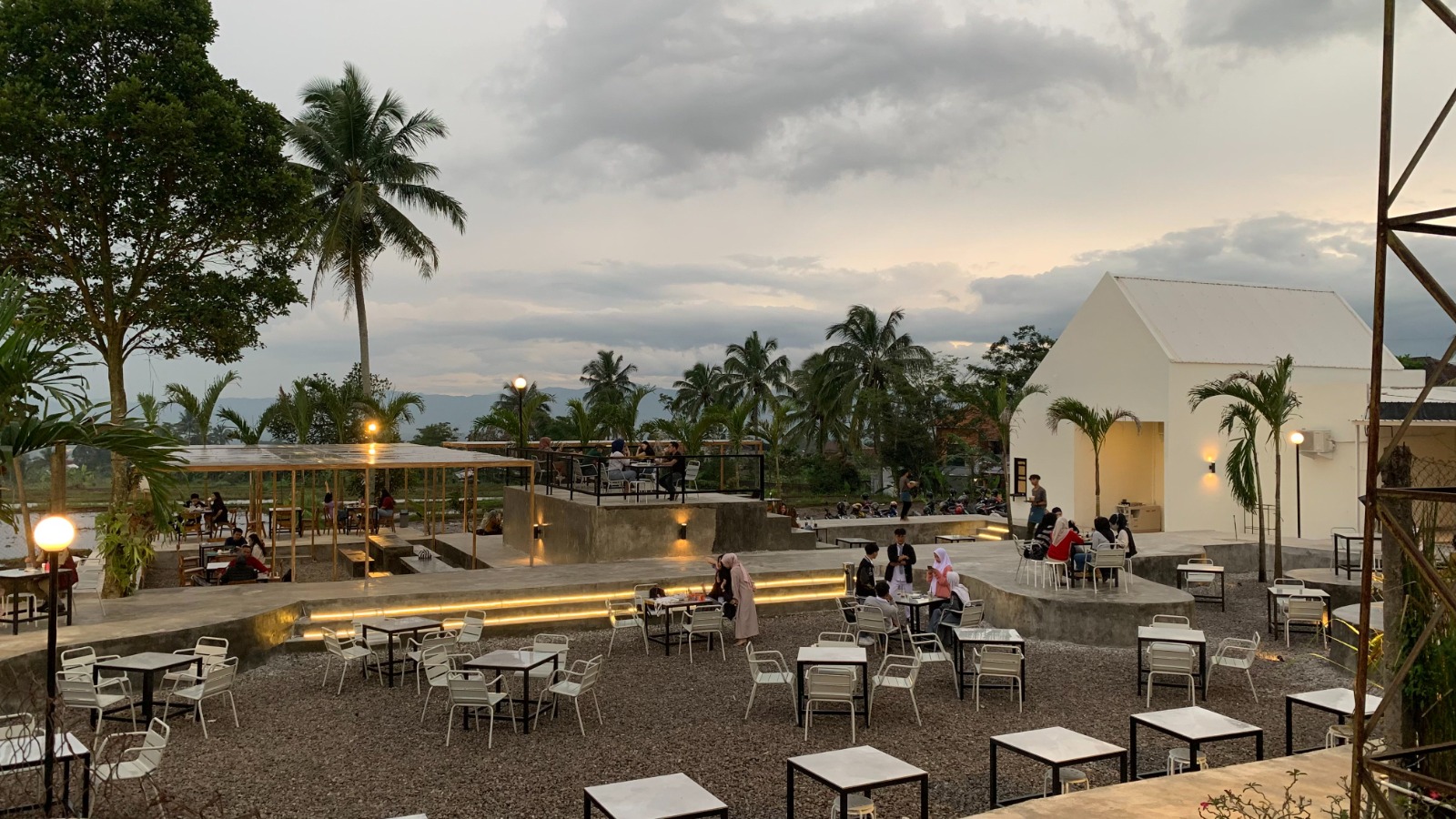Suasana Et Al Coffee yang berada di daerah Mekarsari, Kabupaten Cianjur, Jawa Barat.  