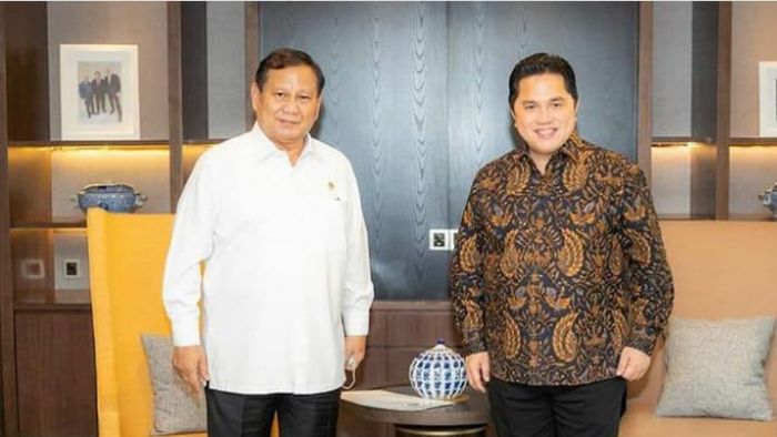 Menteri Pertahanan Prabowo Subianto (kiri) yang juga Ketua Umum Partai Gerindra dan Menteri BUMN Erick Thohir yang juga Ketua Umum PSSI.