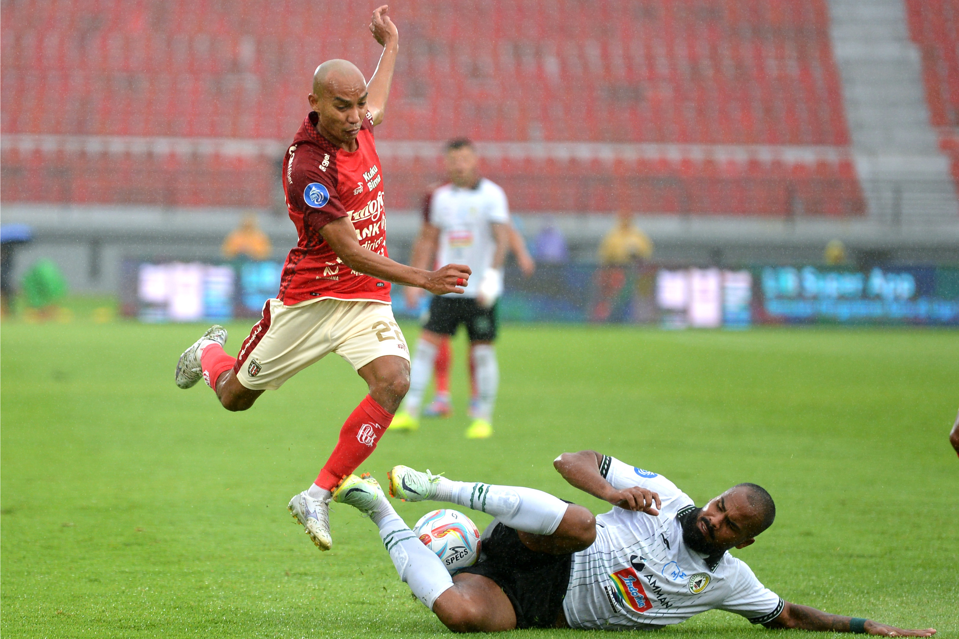Pesepak bola PSS Sleman Thales De Matos (kanan) menghadang pesepak bola Bali United Novri Setiawan (kiri) saat pertandingan Liga 1.