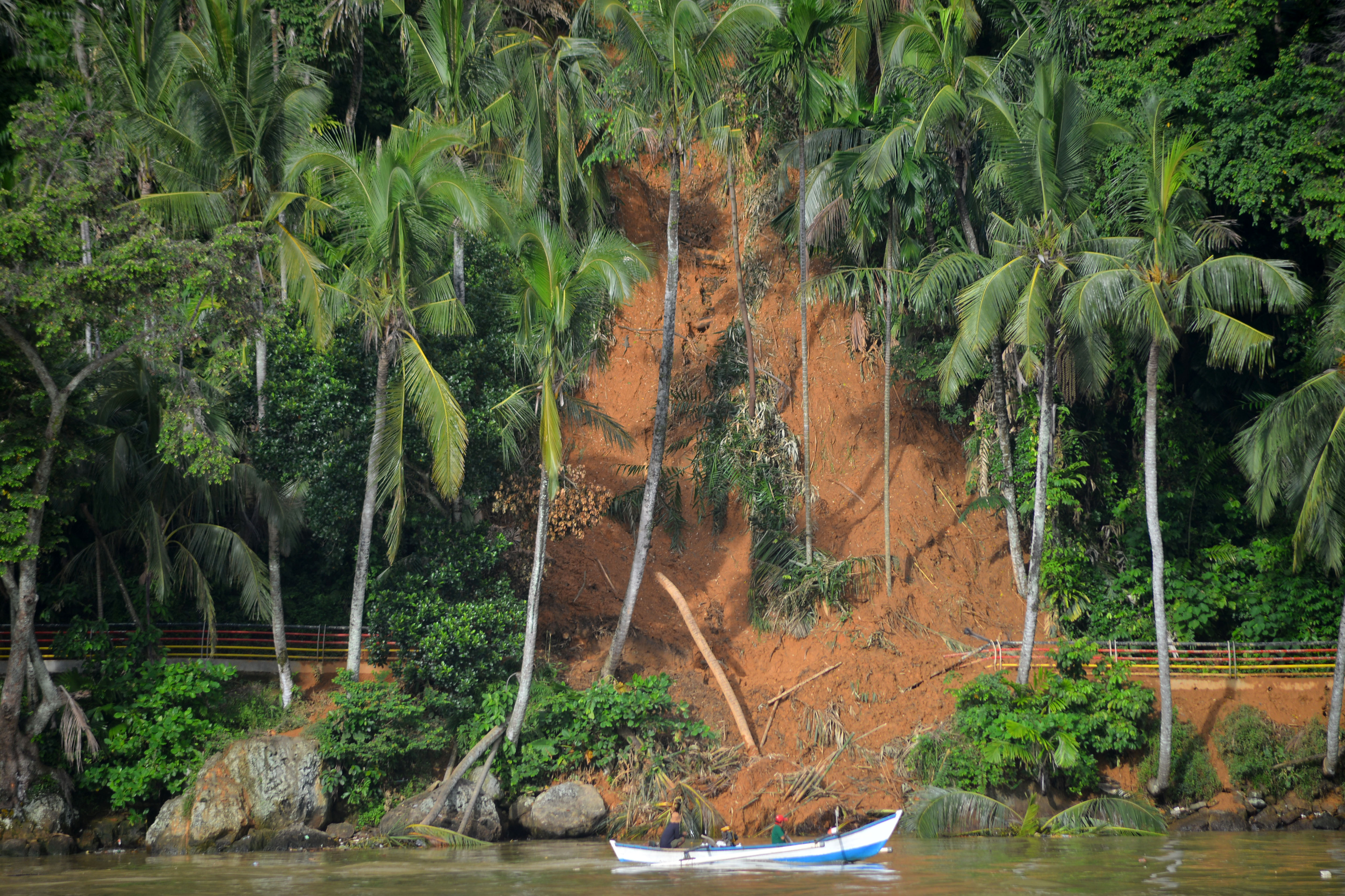 Jalan yang tertimbun longsor di kawasan Gunung Padang, Padang, Sumatra Barat, Kamis (20/7/2023).