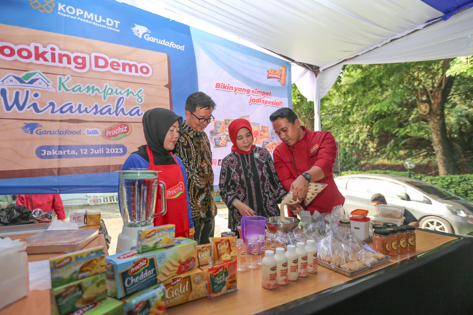 Demo memasak yang digelar sebagai bagian dari program pemberdayaan masyarakat Kampung Wirausaha Garudafood, Rabu (12/7).