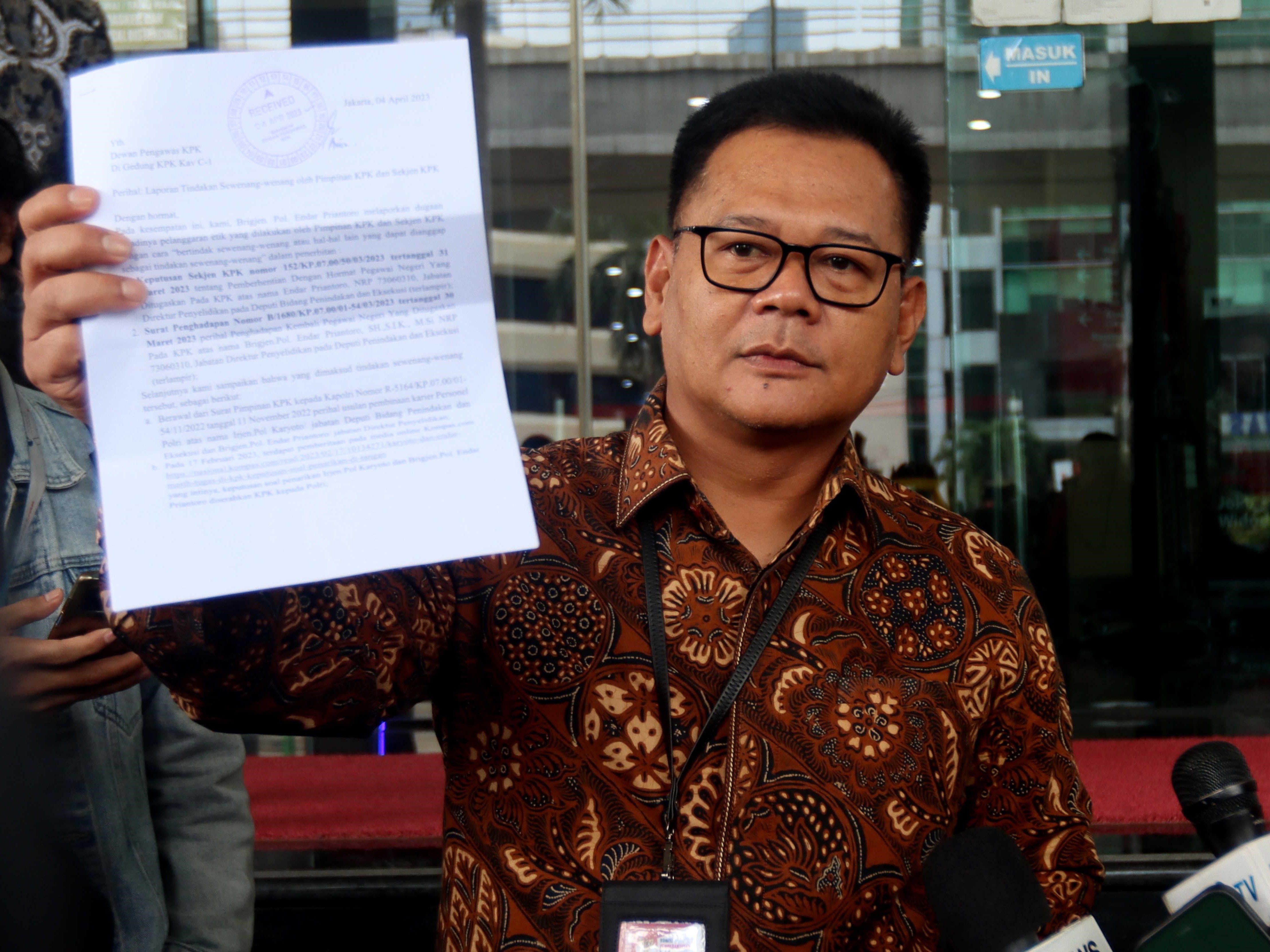 Mantan Direktur Penyidikan KPK Brigjen Endar Priantoro menjawab pertanyaan wartawan usai menyampaikan pelaporan ke Dewan Pengawas KPK.