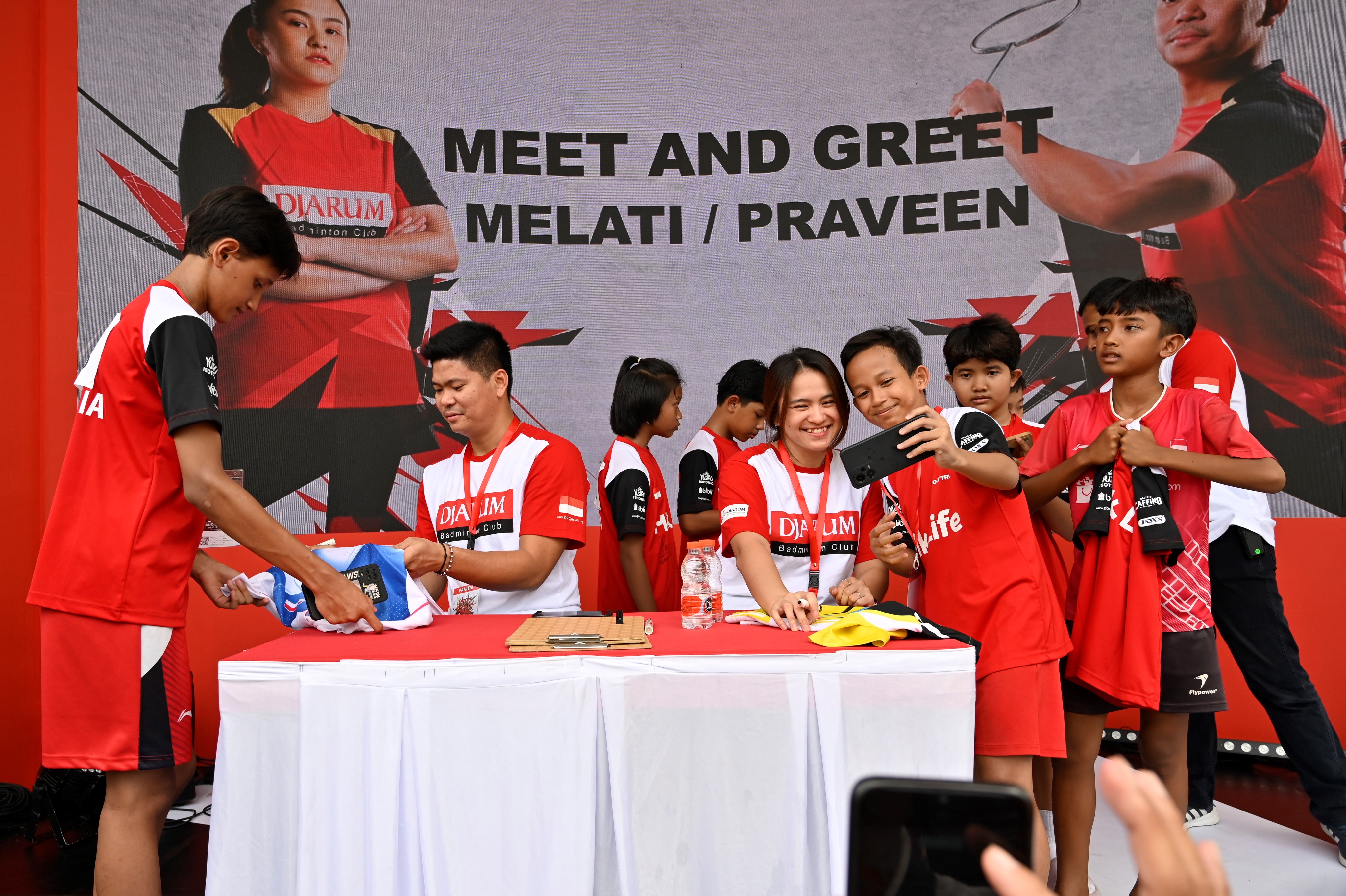 Praveen Jordan dan Melati Daeva Oktavianti saat sesi meet and greet di GOR Djarum, Jati, Kudus, Jawa Tengah, Minggu (2/7).