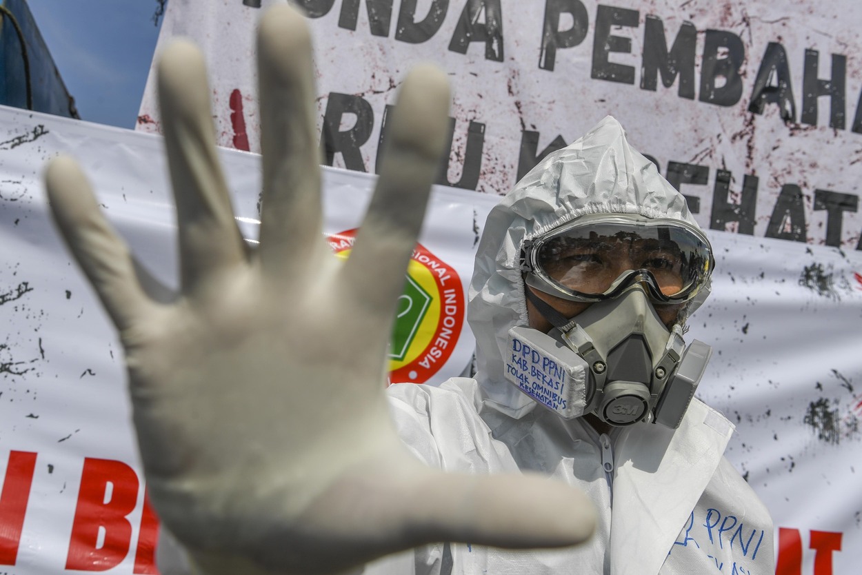 Pengunjuk rasa dari tenaga medis menolak pengesahan ruu kesehatan.