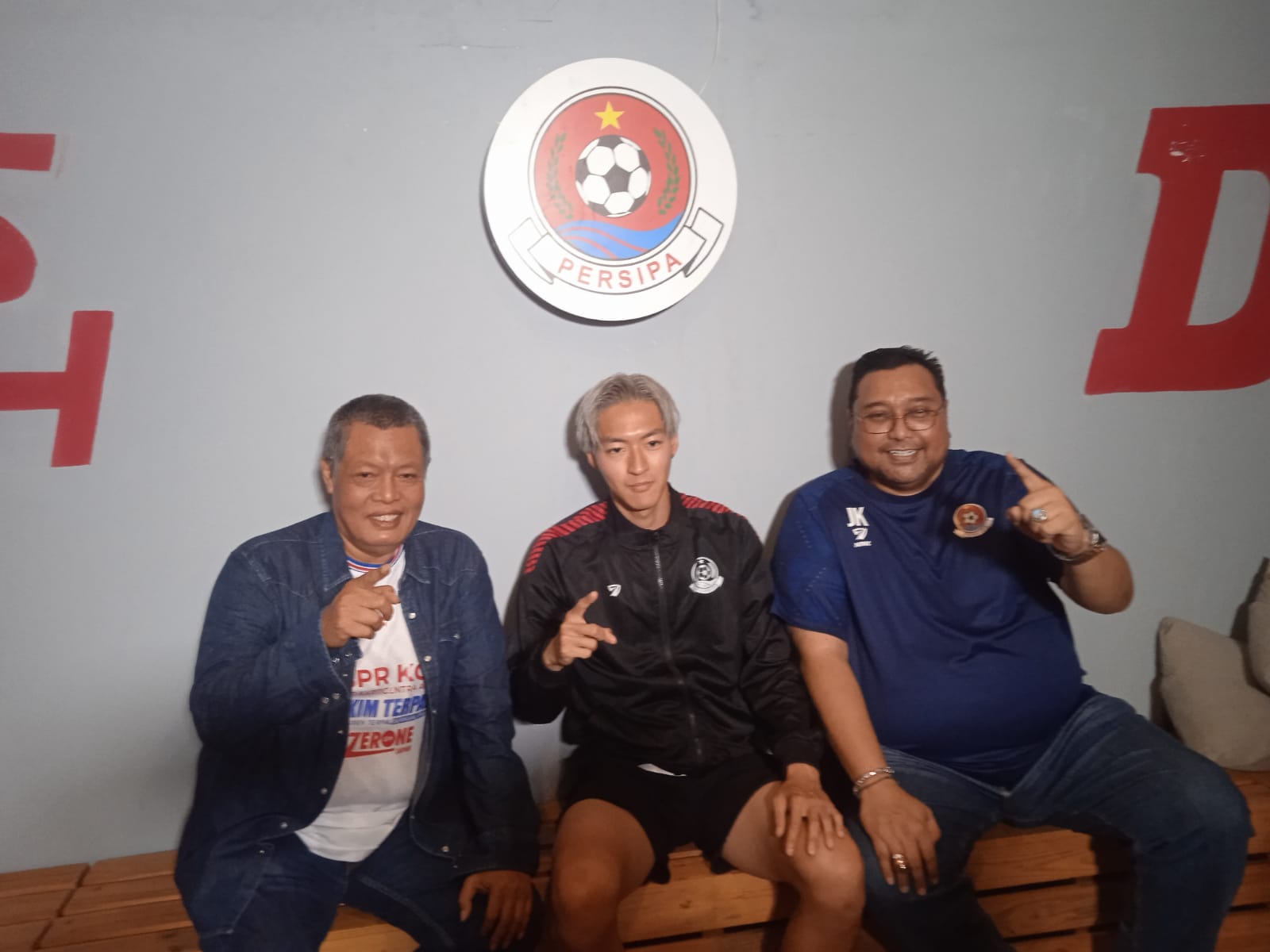 Pemain asal Jepang Takuto Miki (tengah) saat diperkenalkan sebagai pemain asing Persipa Pati 