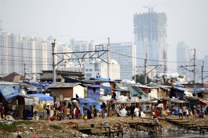 Ilustrasi: deretan bangunan liar di aliran sungai ciliwung di kawasan Petamburan, Jakarta.