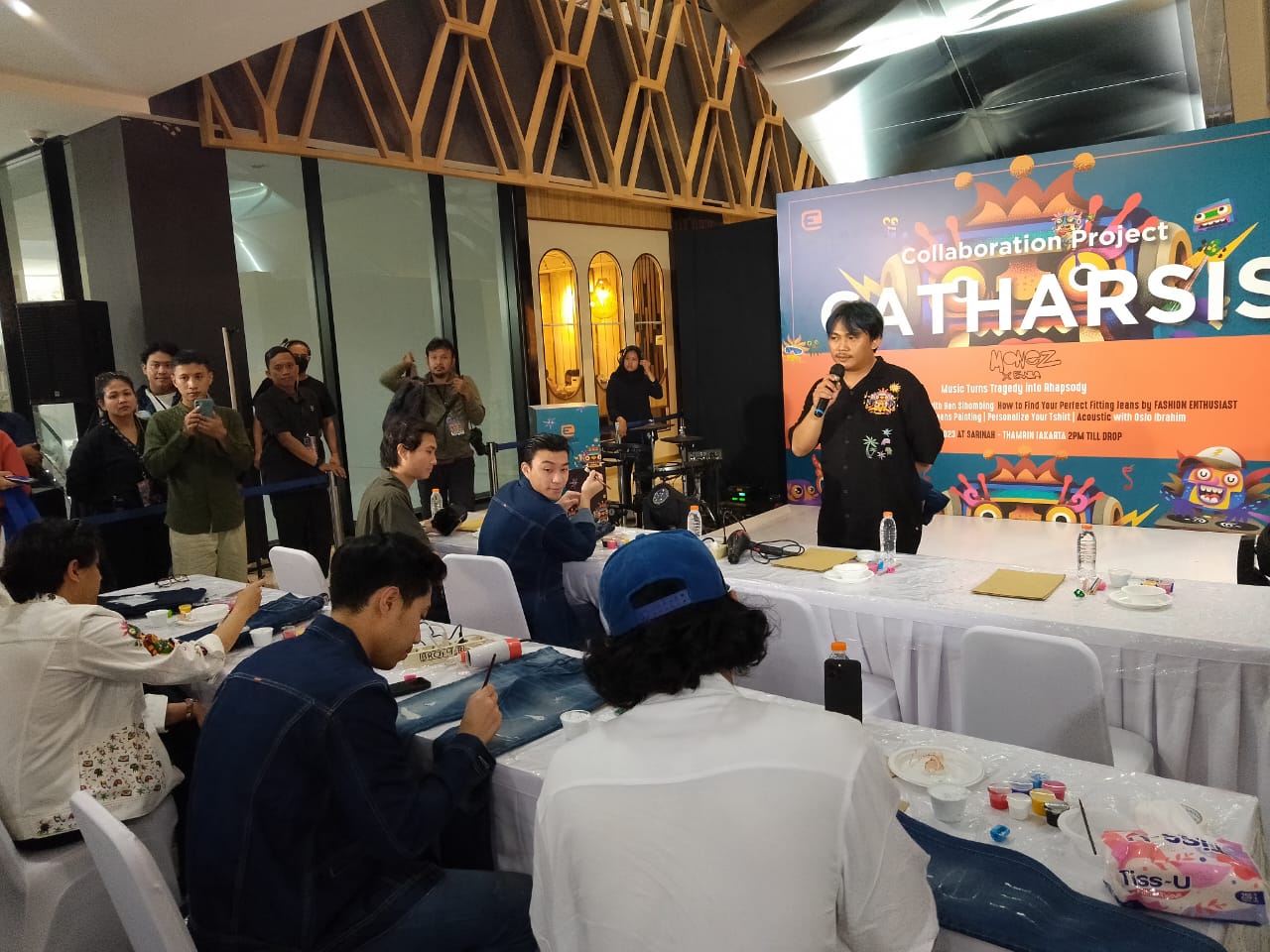 Acara konferensi pers kolaborasi Emba Jeans dengan seniman Monez kali ini mengambil tema Catharsis di Gedung Sarinah, Jakarta.