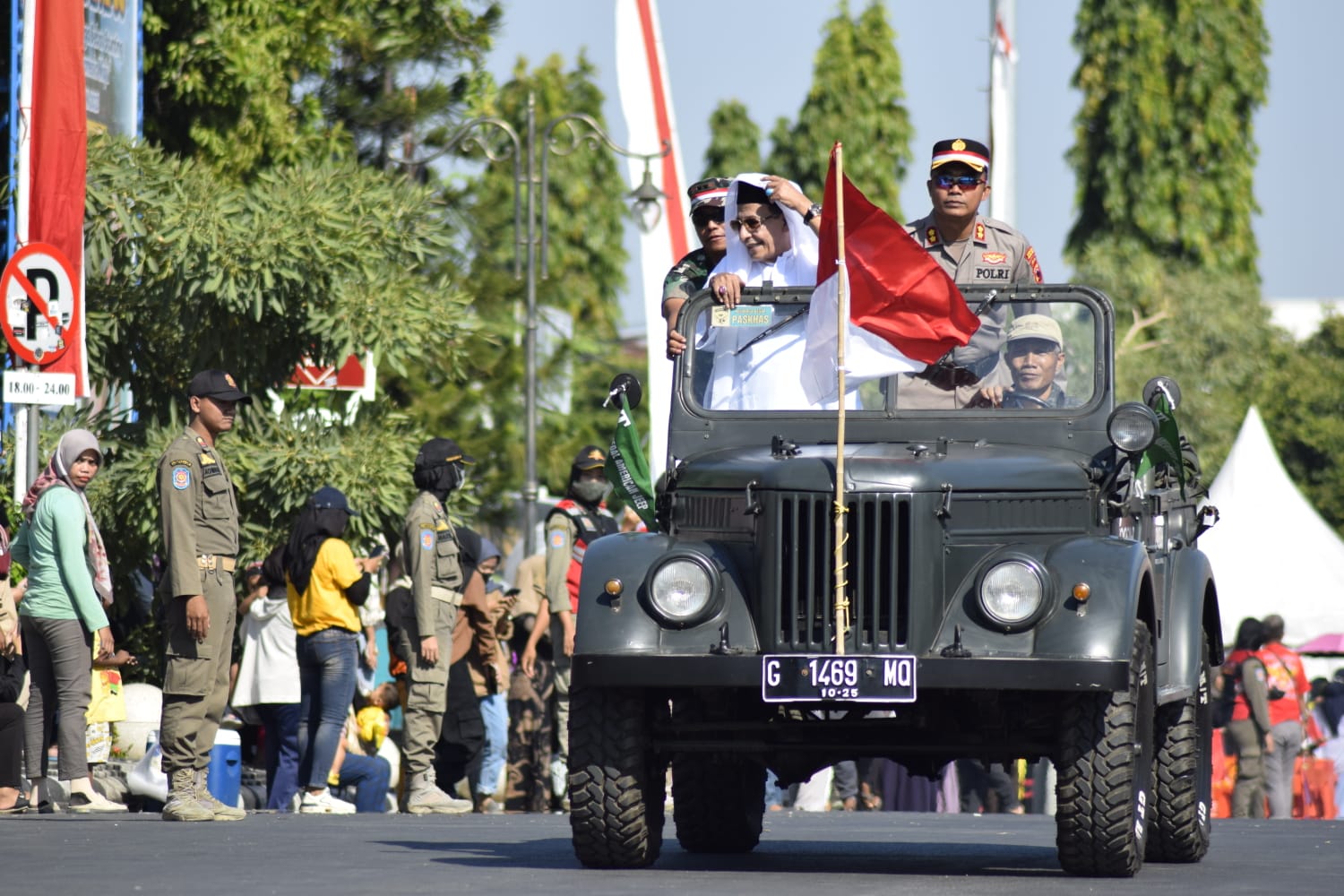Habib Lutfhi menyapa warga di Kota Tegal dari atas kendaraan dalam acara kirab kebangsaan