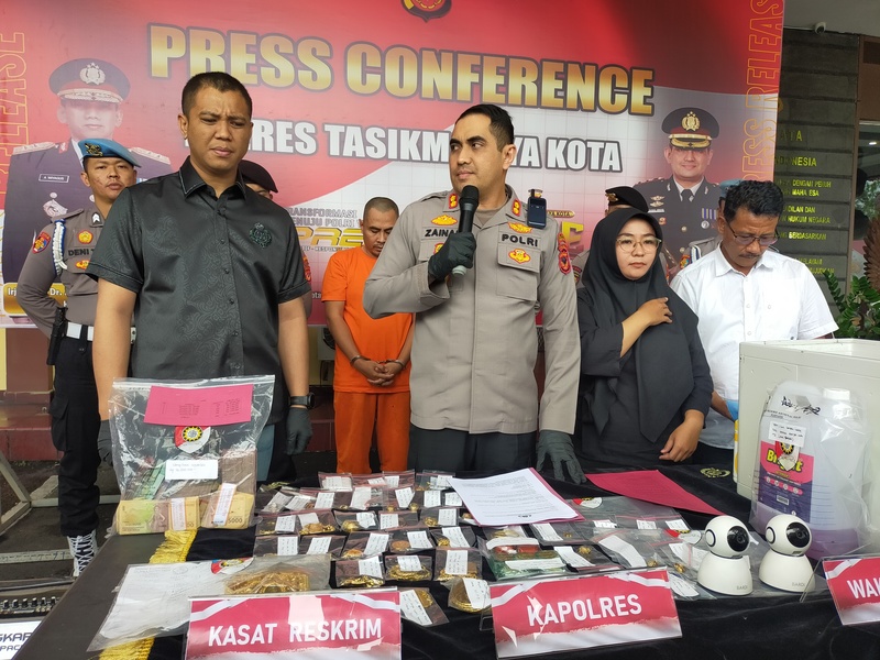 Kapolres Tasikmalaya Kota AKBP SY Zainal Abidin mengungkap pencuriandan brankas milik mertua senilai Rp1,5 M.