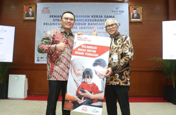 Chief of Partnership Distribution Generali Tito Edwin Hasudungan Hutabarat  dan Direktur Operasional bank bjb syariah Vicky Fitriadi