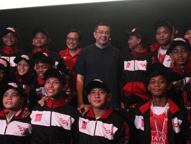 CEO Tays Bakers, Alexander Anwar, bersama 28 pemain terpilih Tays Bakers Barati yang akan berlaga di Gothia Cup Swedia 2023.