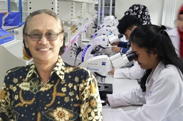 Prof. Maksum Radji, Gurubesar Mikrobiologi, Prodi Farmasi FIKES, Universitas Esa Unggul Jakarta.