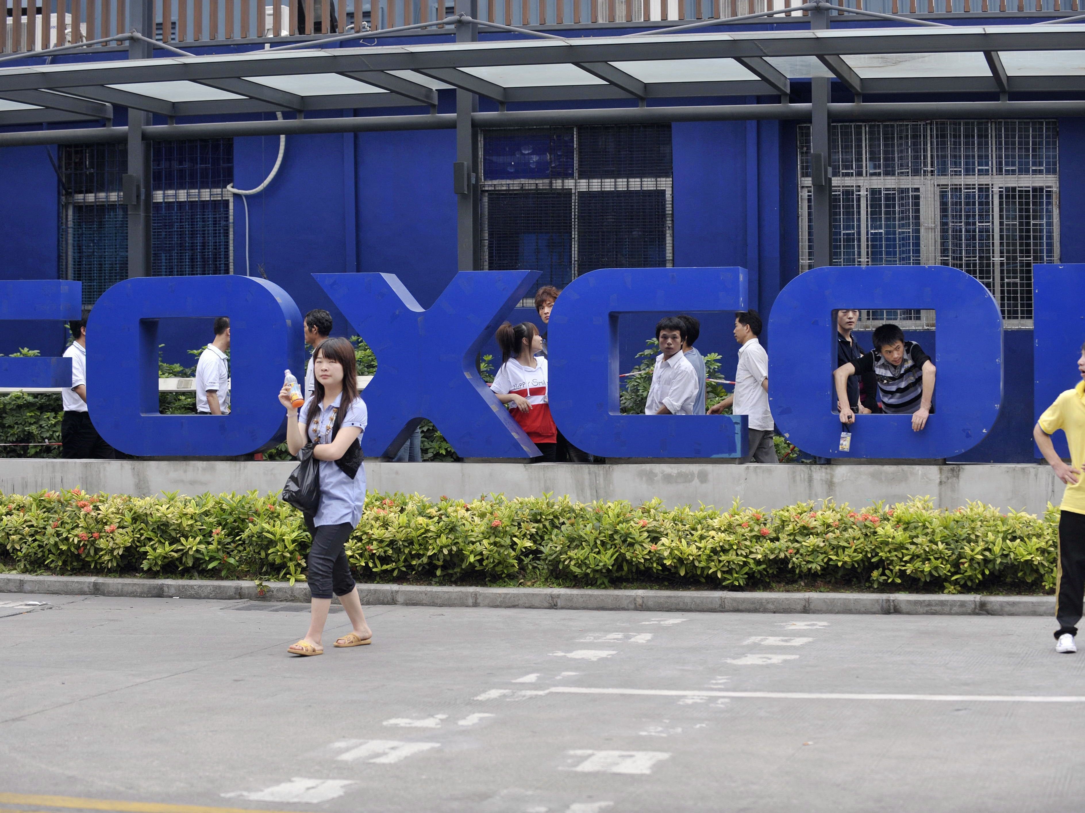 Pekerja Tiongkok di luar pabrik Foxconn di Shenzhen, Provinsi Guangdong, Tiongkok selatan.